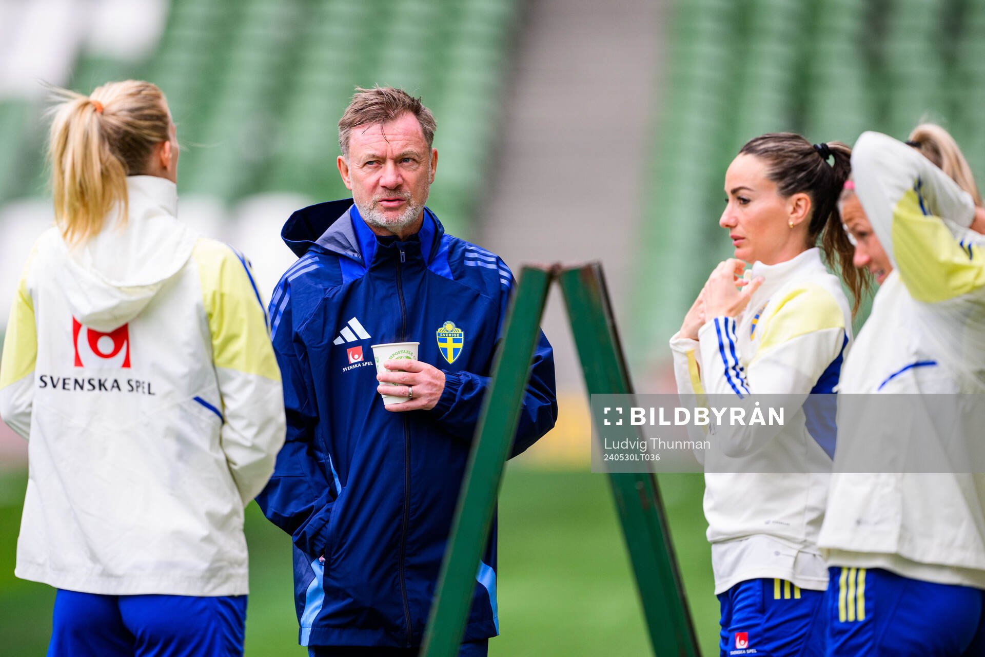 Head coach Peter Gerhardsson and Kosovare Asllani of Sweden