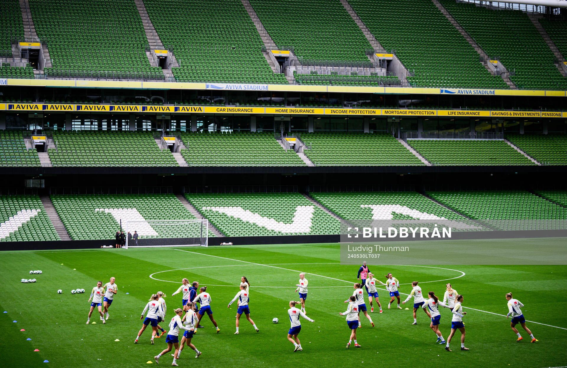 Players of Sweden warm up