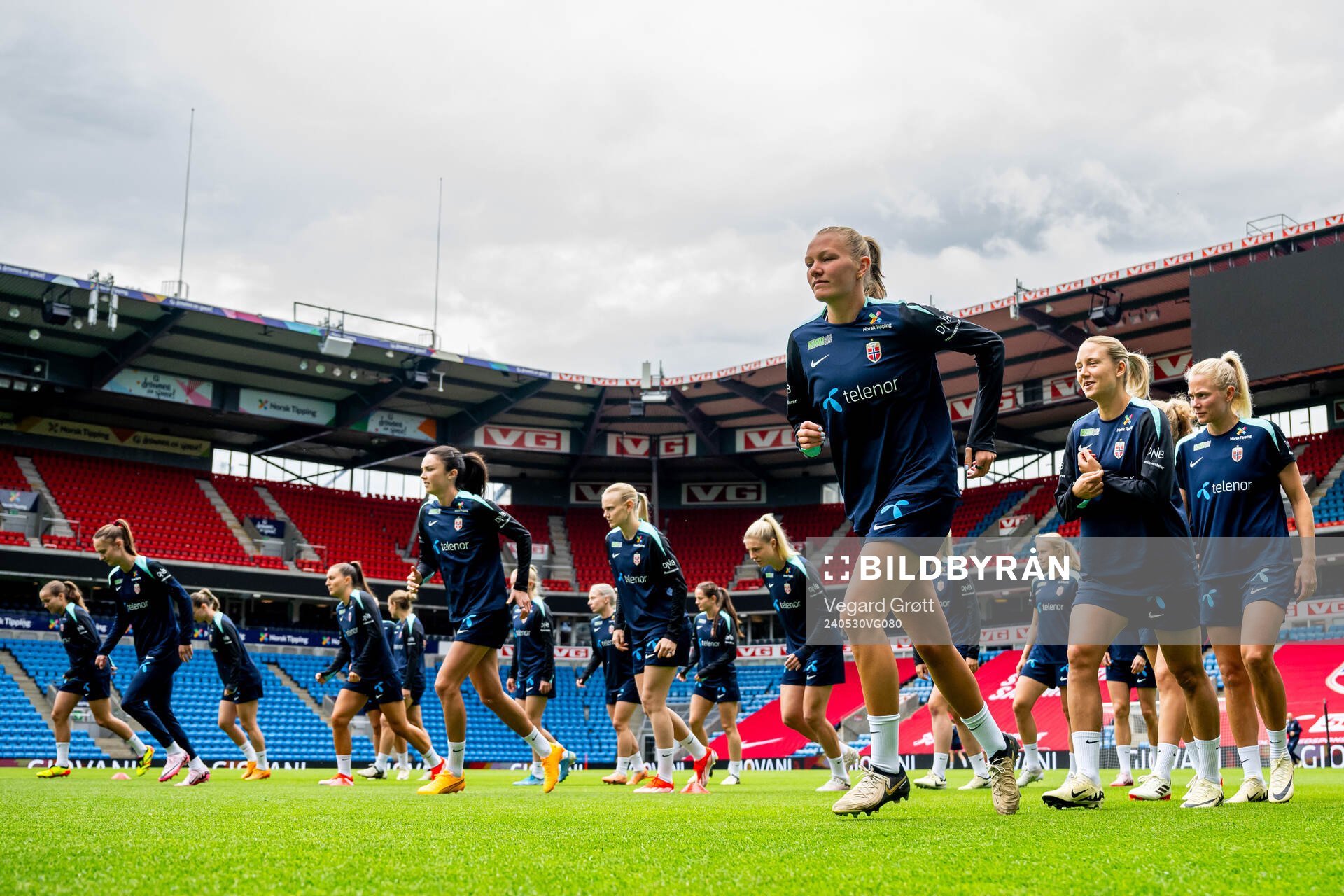Frida Maanum, Lisa Fjeldstad Naalsund and players of the