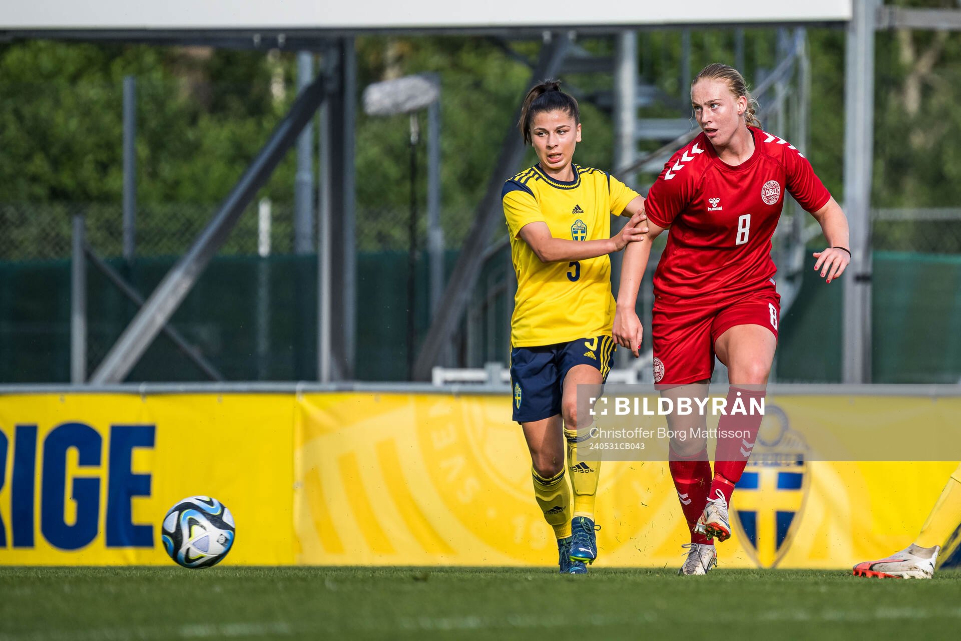 Mikaela Stojanovska of Sweden and Emilie Holt of Denmark