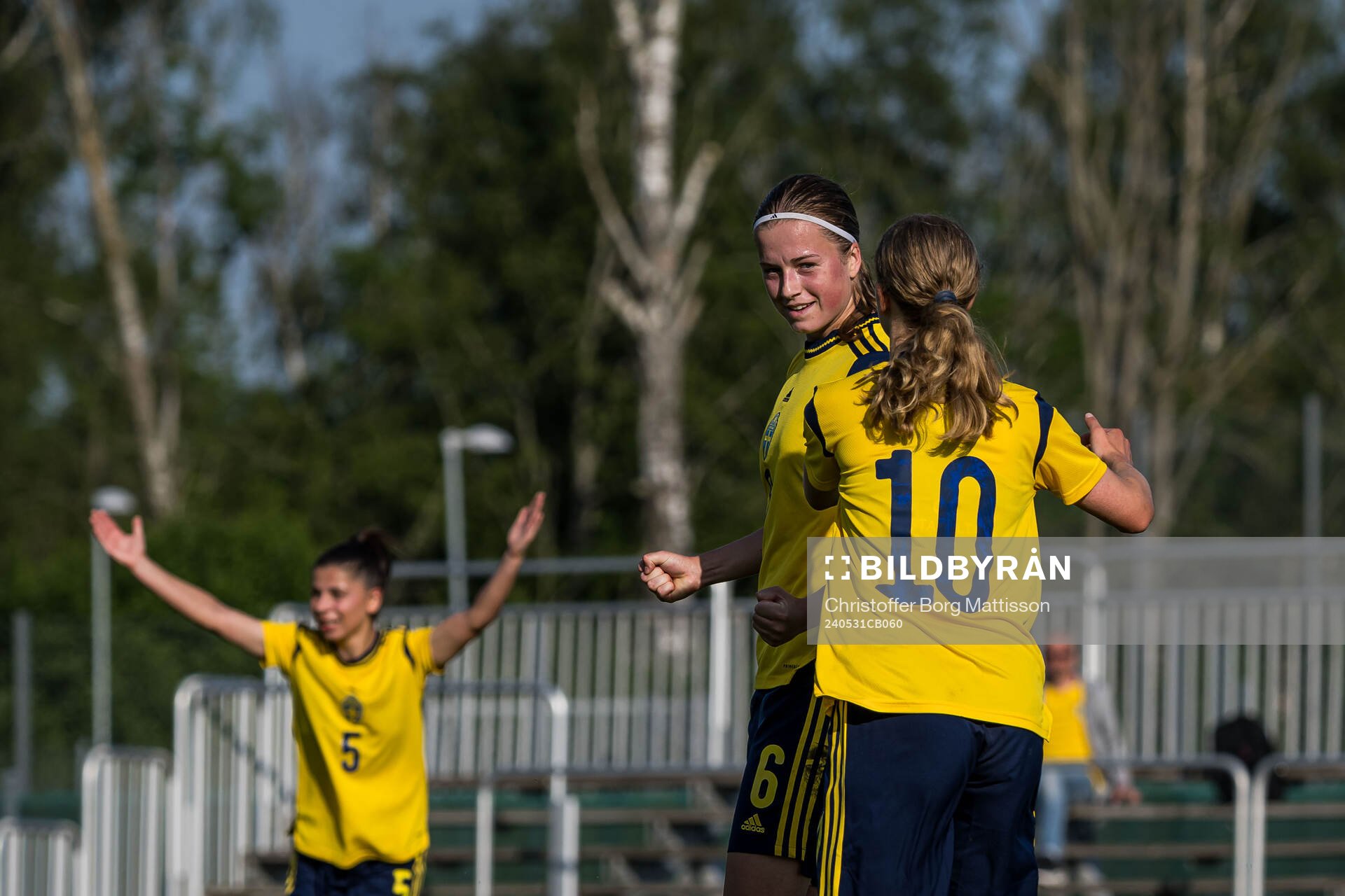 Emma Broddheimer and Hannah Sjödahl of Sweden celebrates