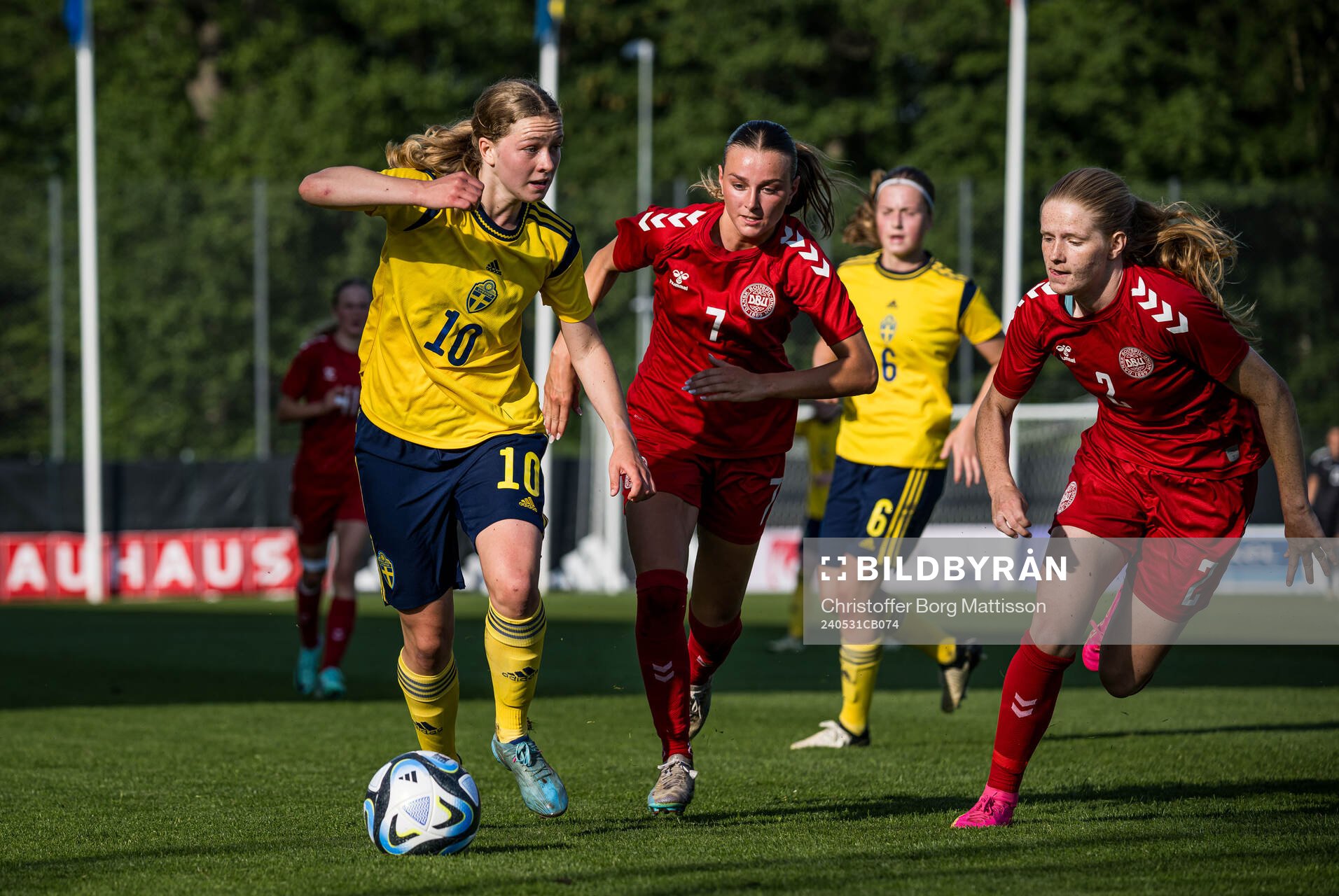 Hannah Sjödahl of Sweden and Josefine Valvik and Carli