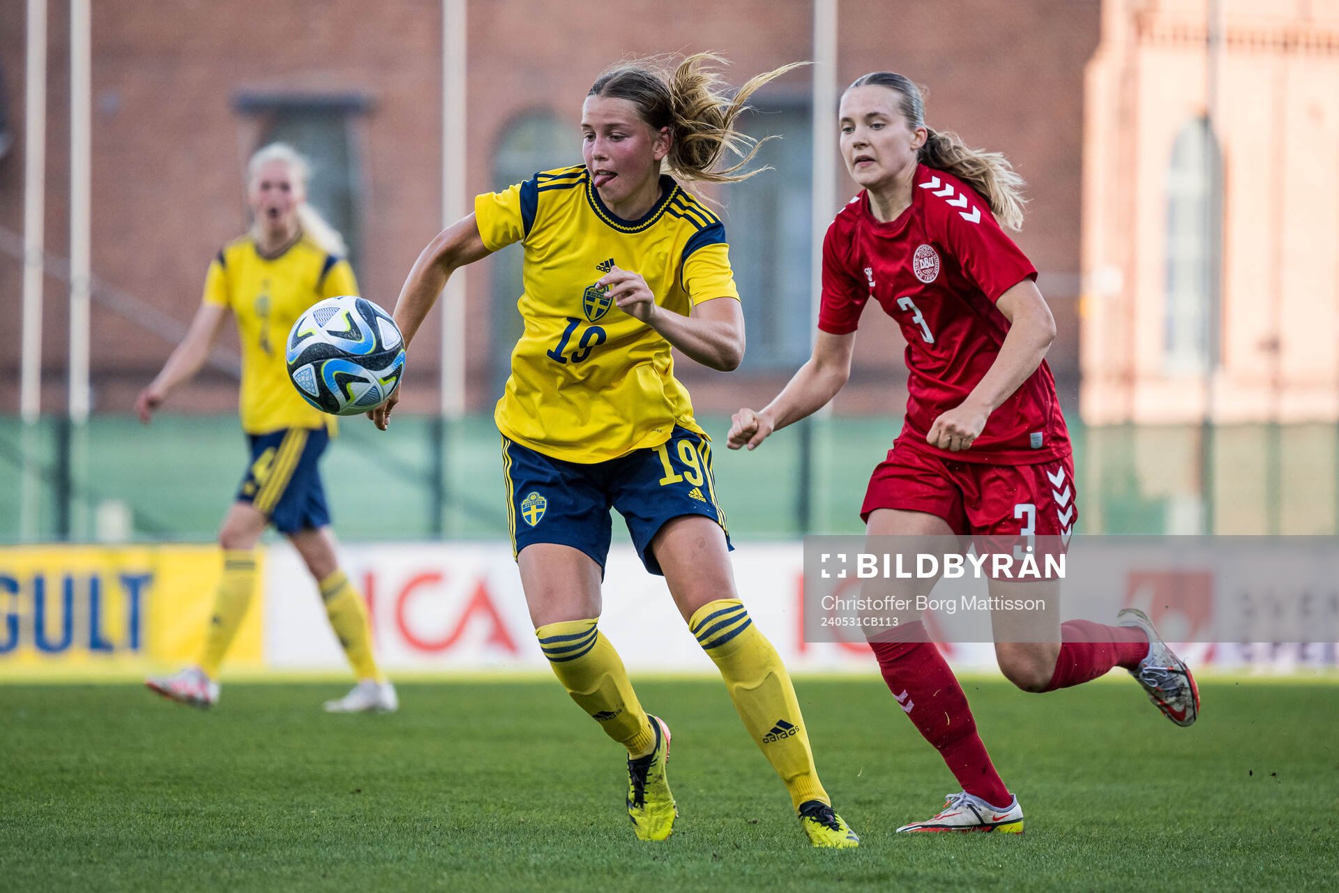 Elsa Pelgander of Sweden and Therese Vestermark of Denmark