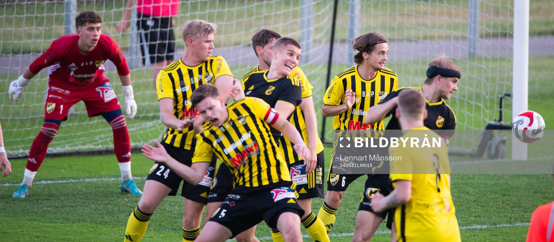 Trångt framför IFK Hässleholms målvakt Mirsad Basic i