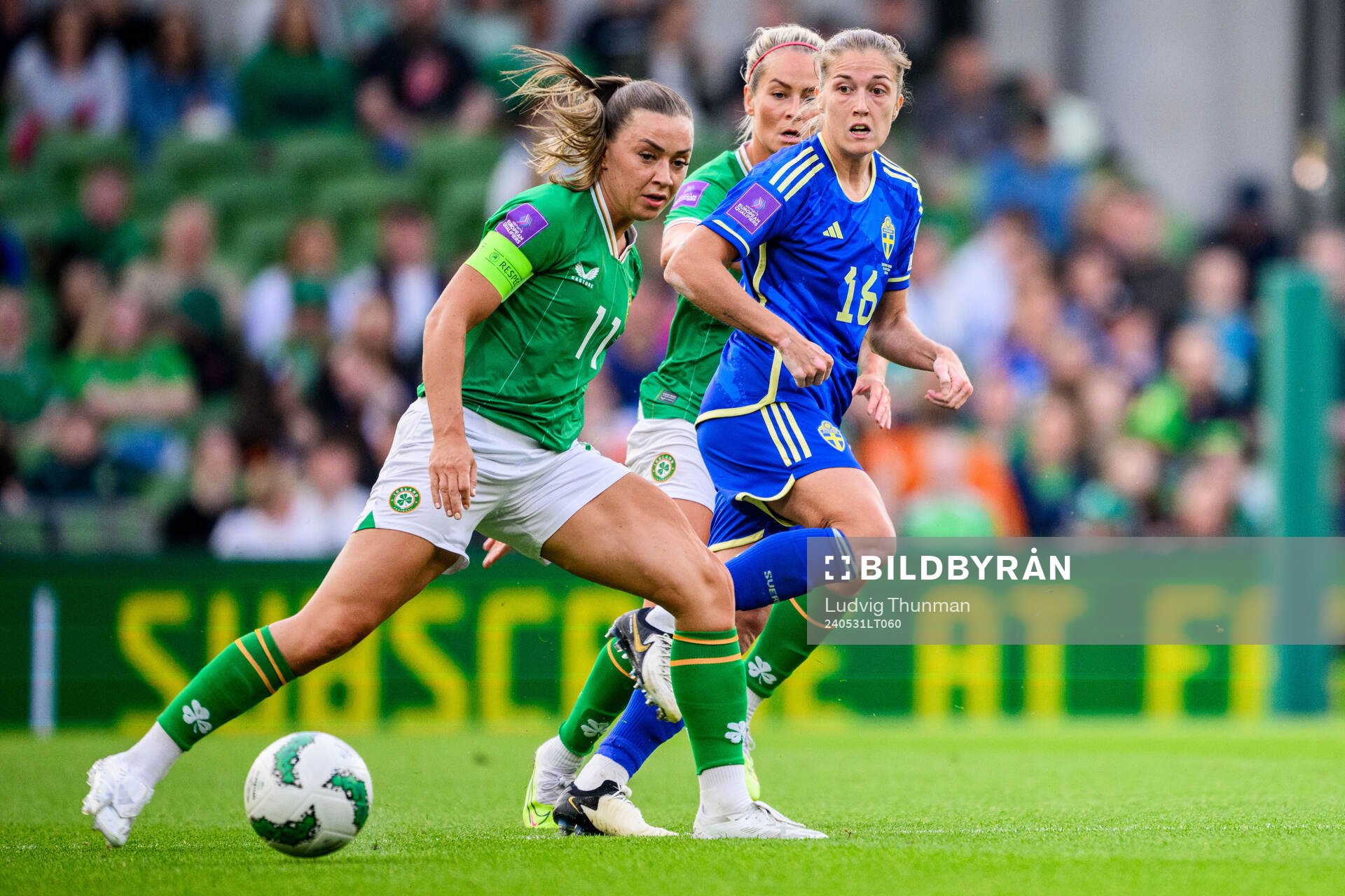 Katie McCabe of Ireland and Filippa Angeldahl of Sweden