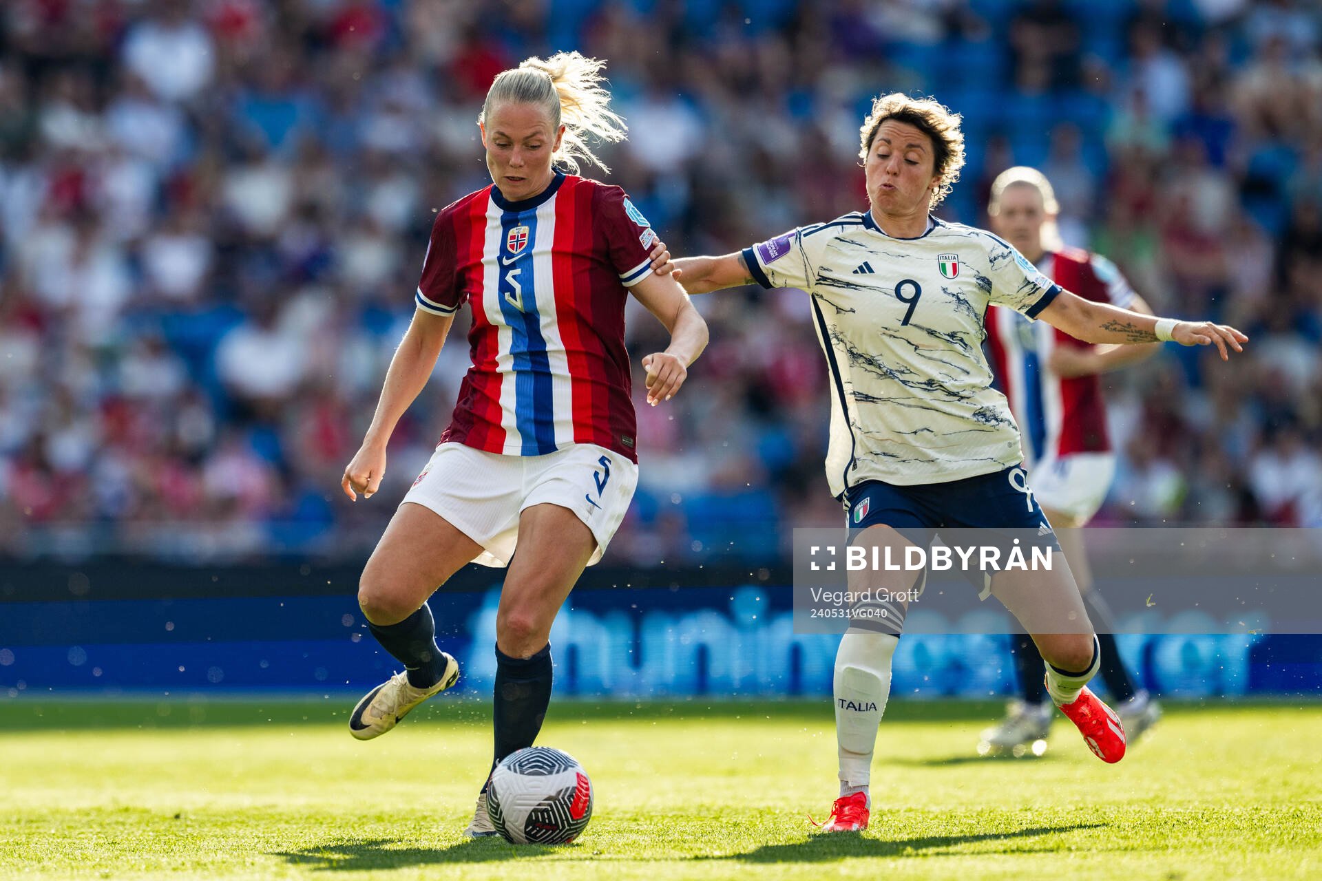 Guro Bergsvand of Norway and Valentina Giacinti of Italy