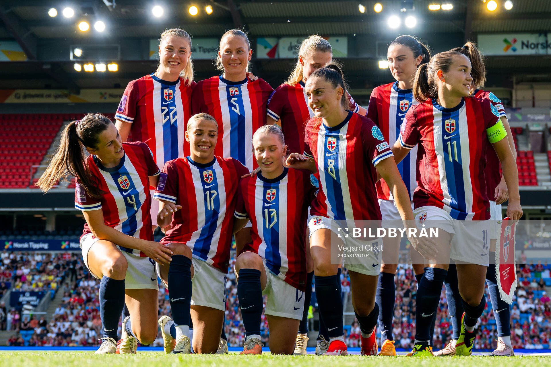 Sophie Román Haug, Guro Bergsvand and the starting eleven