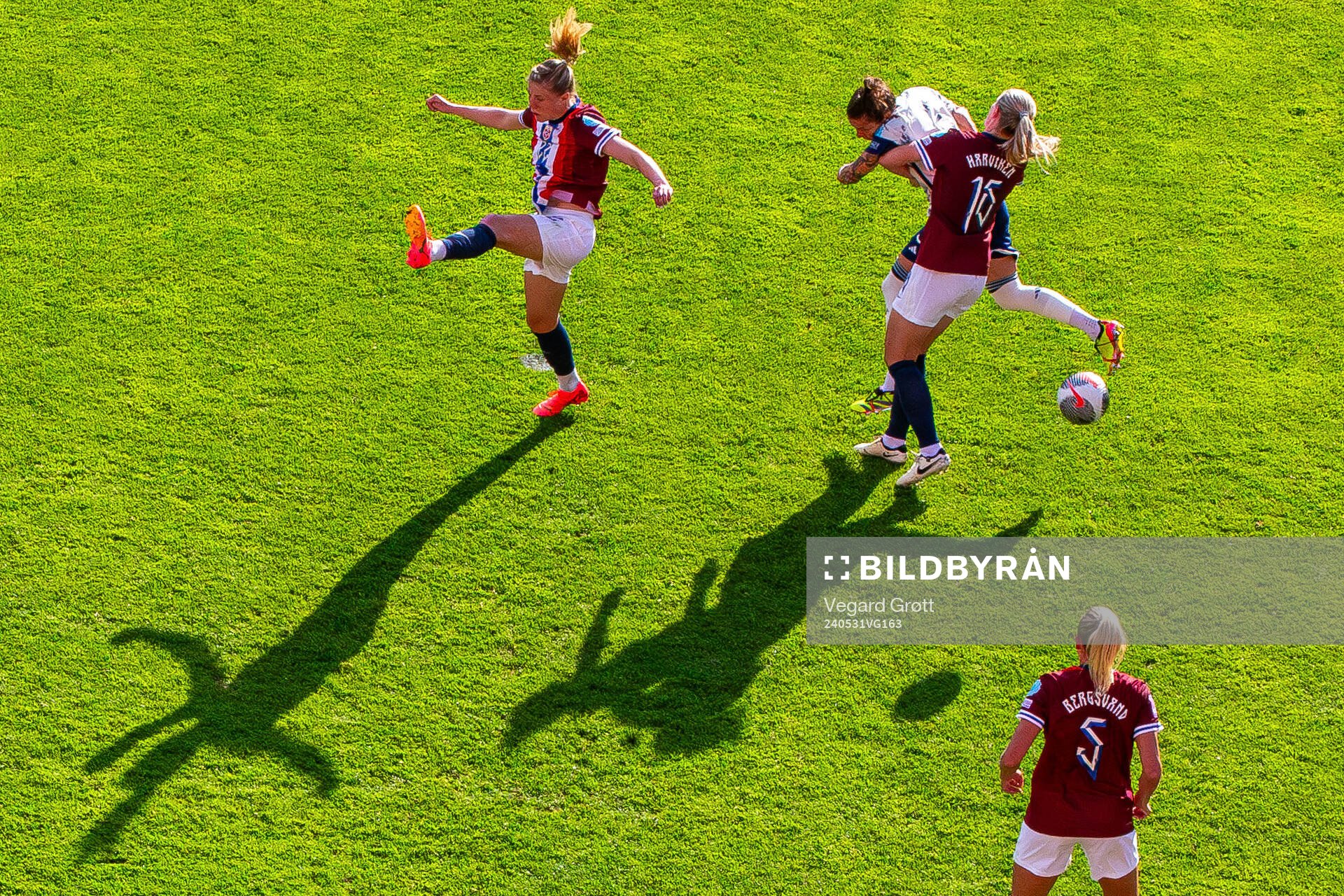 Sophie Román Haug and Mathilde Harviken of Norway