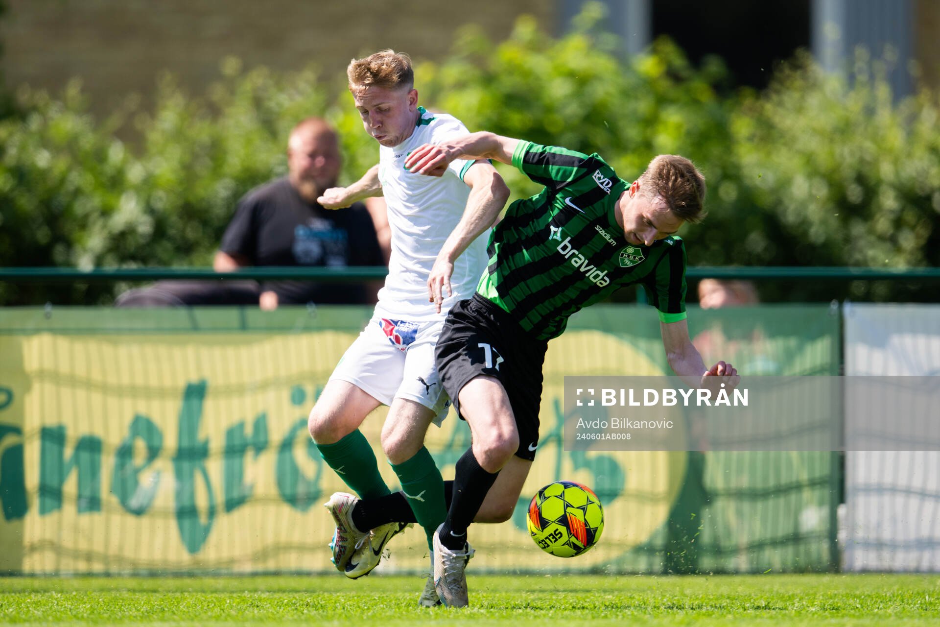 Högaborgs Dennis Ericson och IFK Hässleholms Oscar Widmark