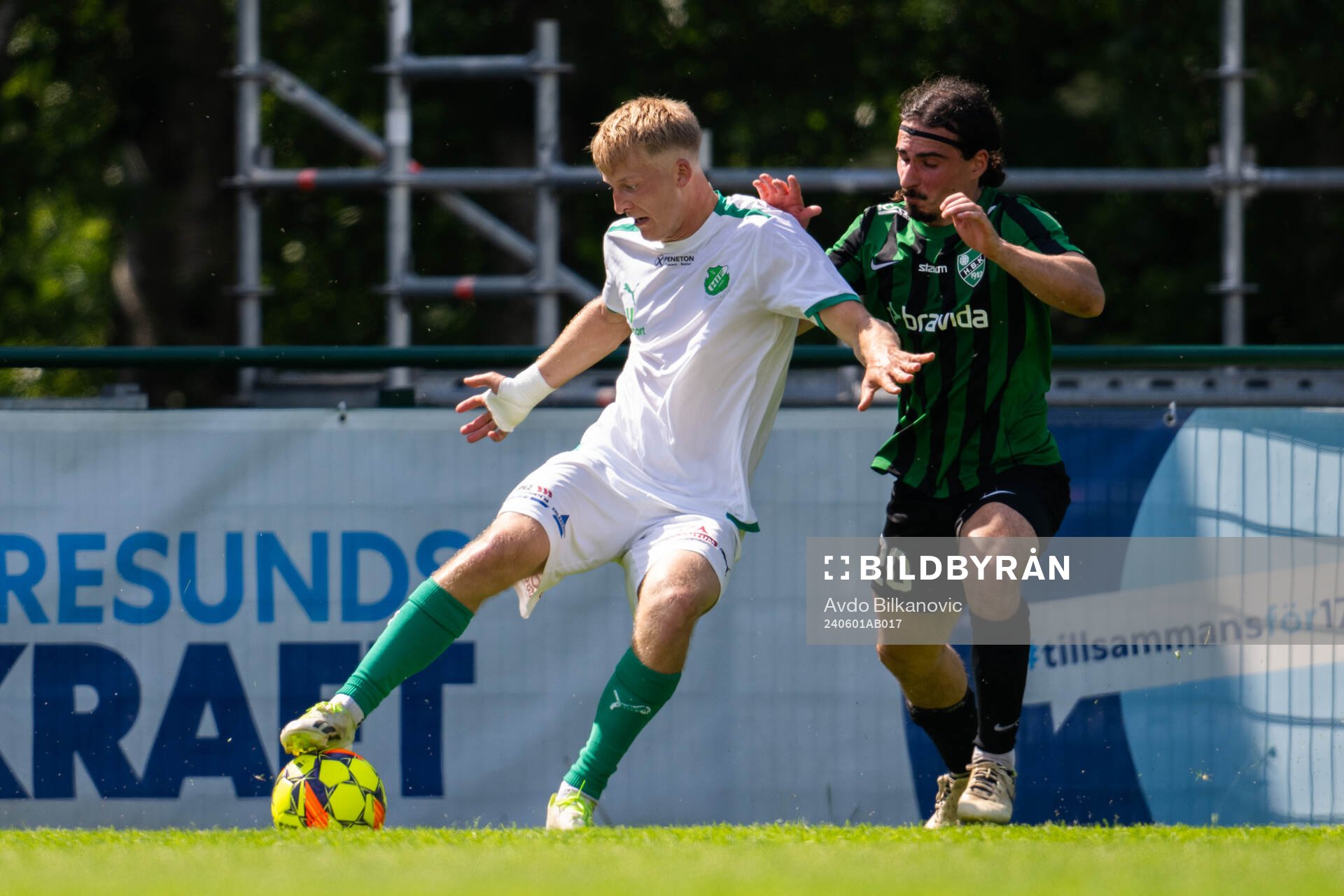 Högaborgs Berkman Micoogullari och IFK Hässleholms Johan Persson Åhstedt under fotbollsmatchen i Division 2 mellan Högaborg och Hässleholms IF den 1 juni 2024 i Helsingborg.