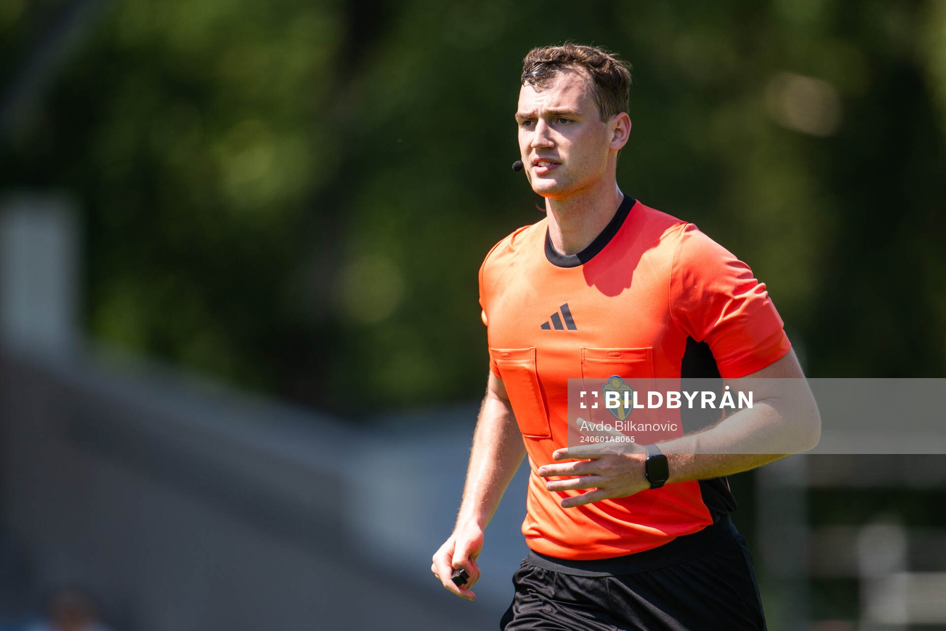 Domare Stjepan Dodik under fotbollsmatchen i Division 2 mellan Högaborg och Hässleholms IF den 1 juni 2024 i Helsingborg. 