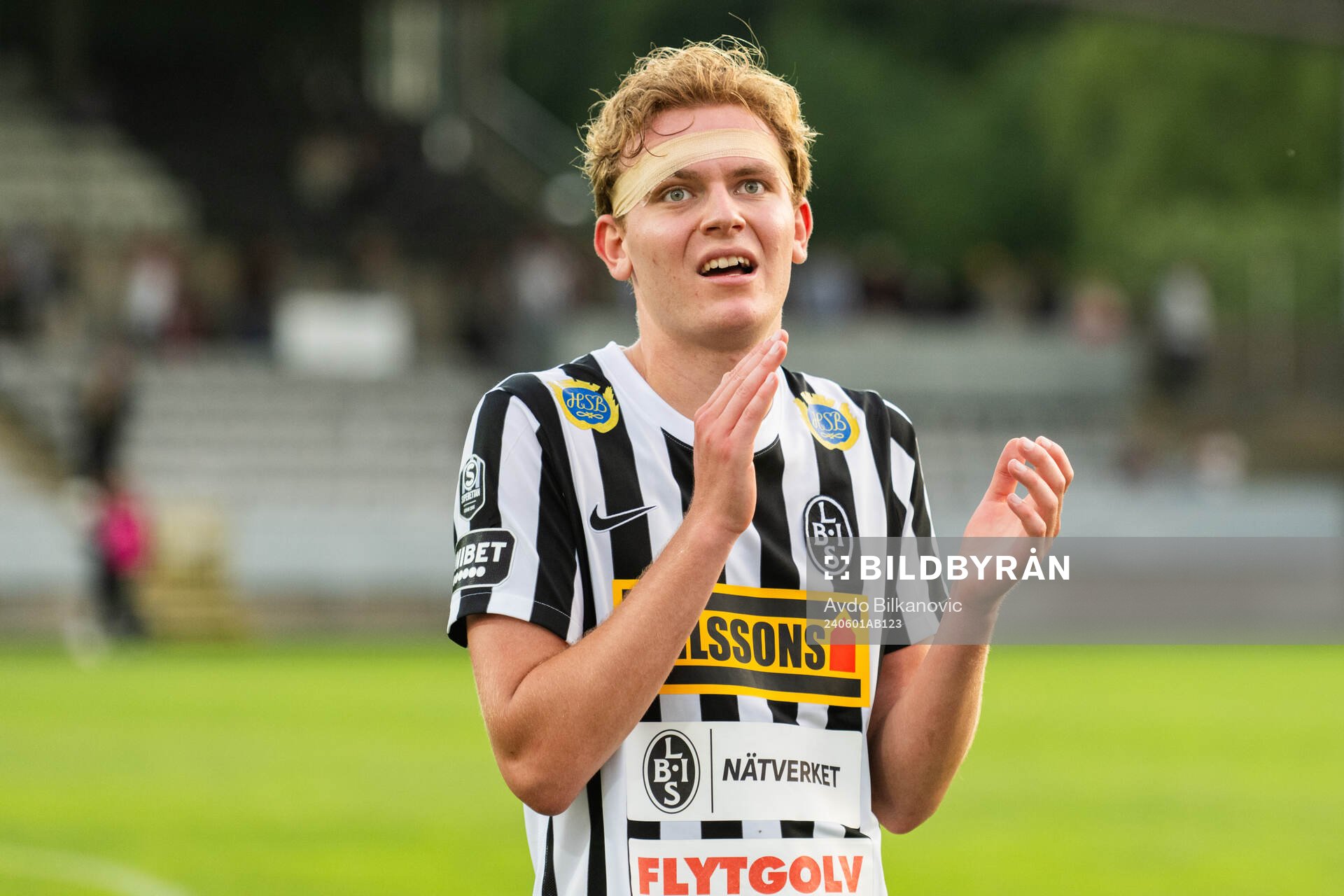 Landskronas Melker Jonsson jublar efter slutsignalen under fotbollsmatchen i Superettan mellan Landskrona och Trelleborg den 1 juni 2024 i Landskrona.