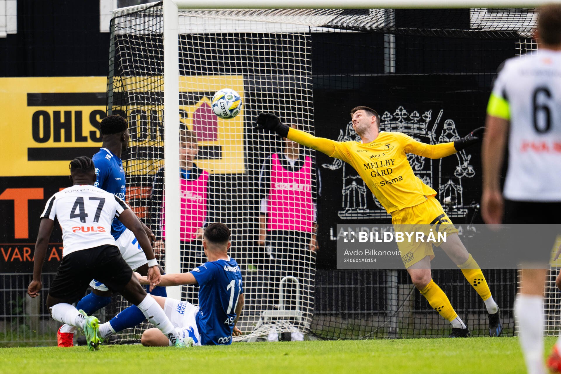 Trelleborgs målvakt Andreas Larsen gör räddning på