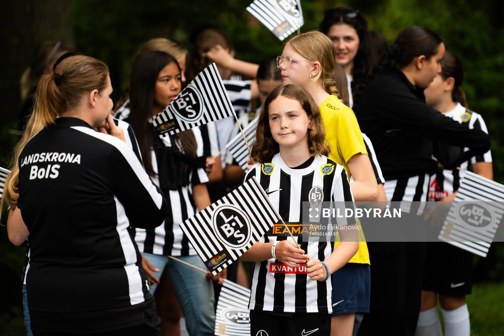 Ungdomslagen gör sig redo för inmarsch under fotbollsmatchen i Superettan mellan Landskrona och Trelleborg den 1 juni 2024 i Landskrona. 