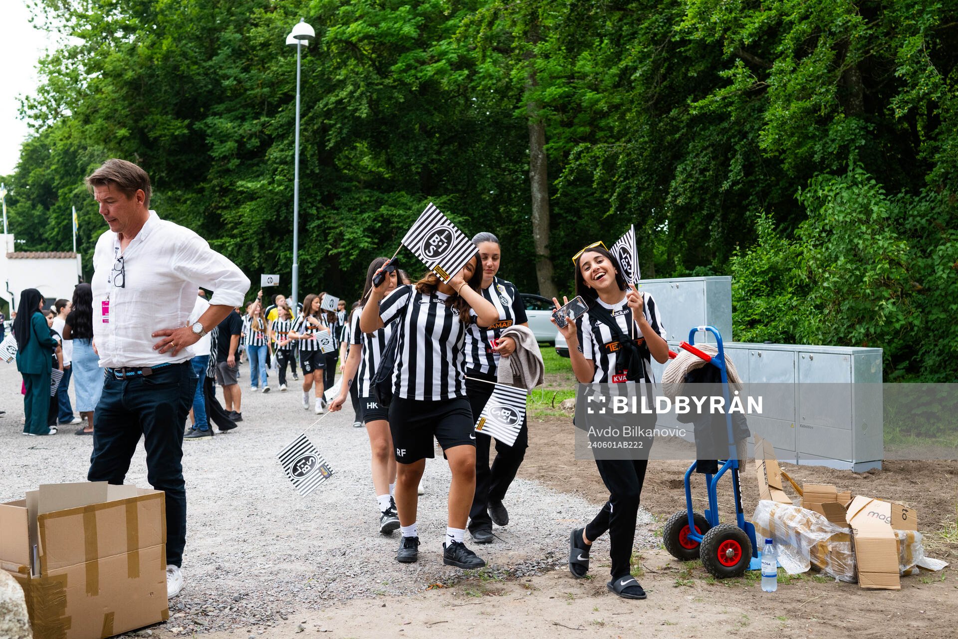 Ungdomslagen gör sig redo för inmarsch under fotbollsmatchen i Superettan mellan Landskrona och Trelleborg den 1 juni 2024 i Landskrona. 