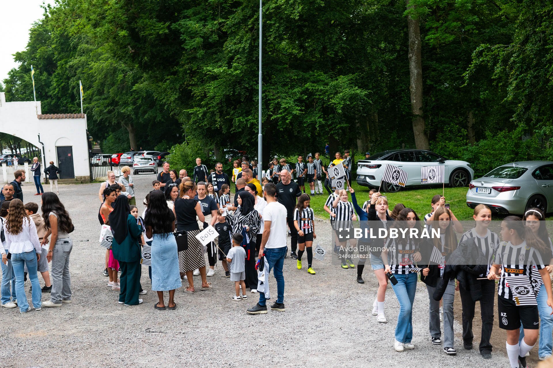 Ungdomslagen gör sig redo för inmarsch under fotbollsmatchen i Superettan mellan Landskrona och Trelleborg den 1 juni 2024 i Landskrona.