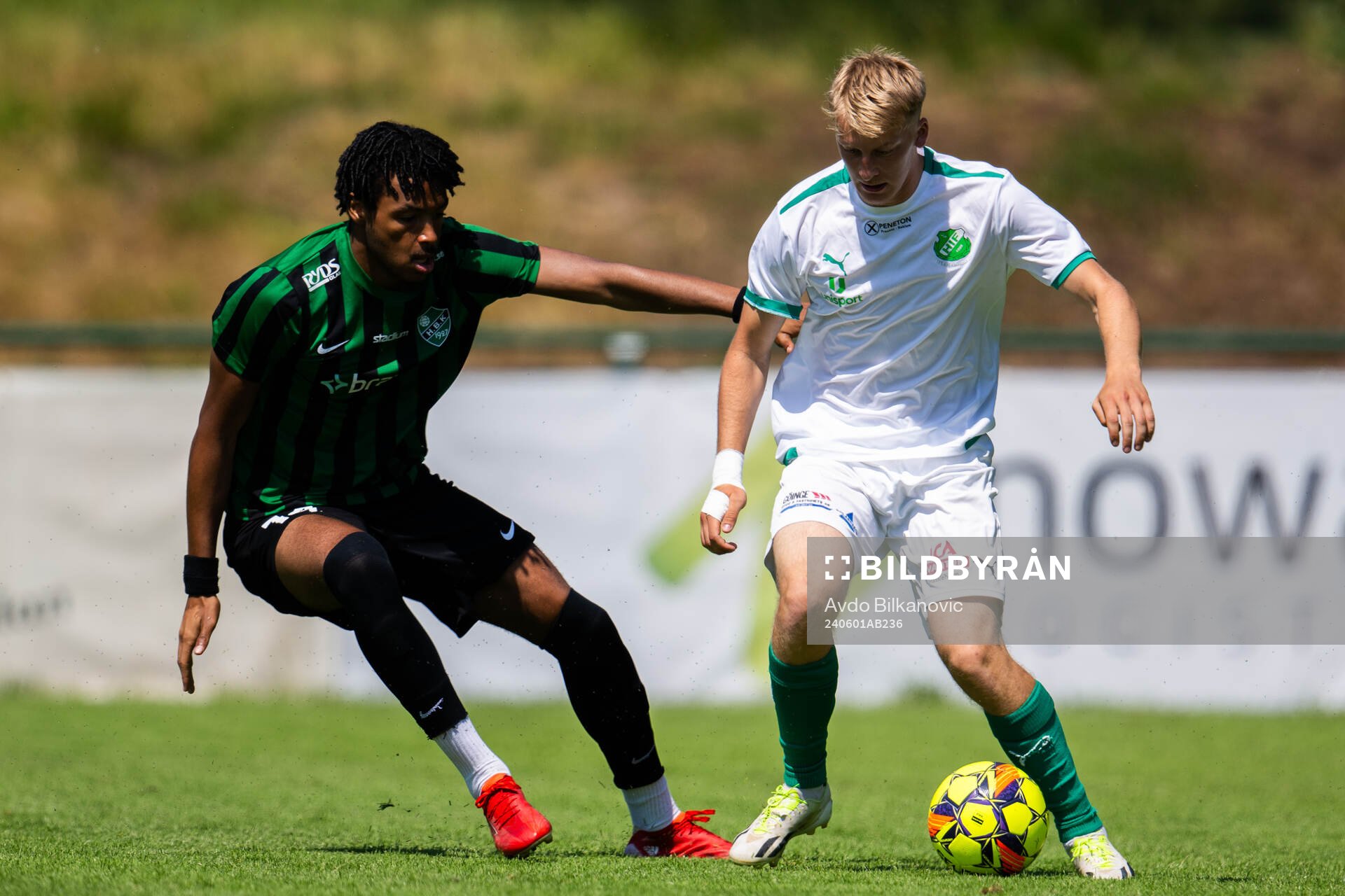 Högaborgs Adam Touray och Hässleholms IF Johan Persson