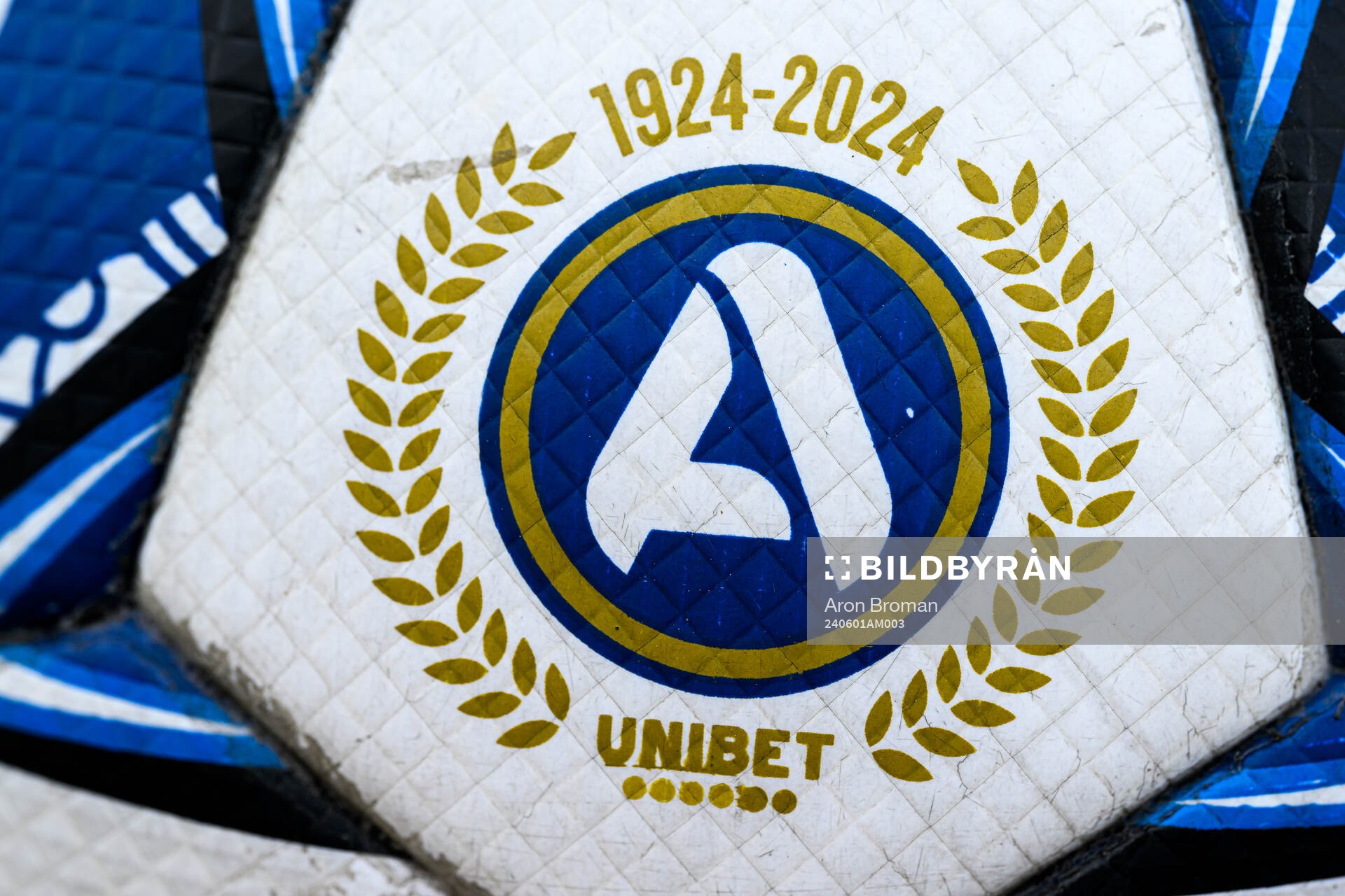 Allsvenskans 100-års logotyp på en fotboll