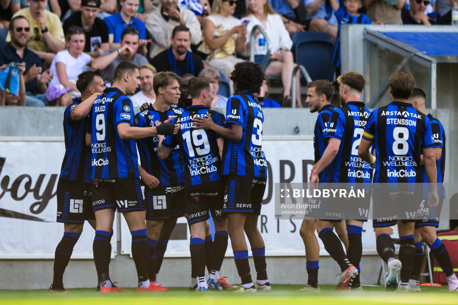 Sirius Marcus Lindberg jublar med lagkamrater