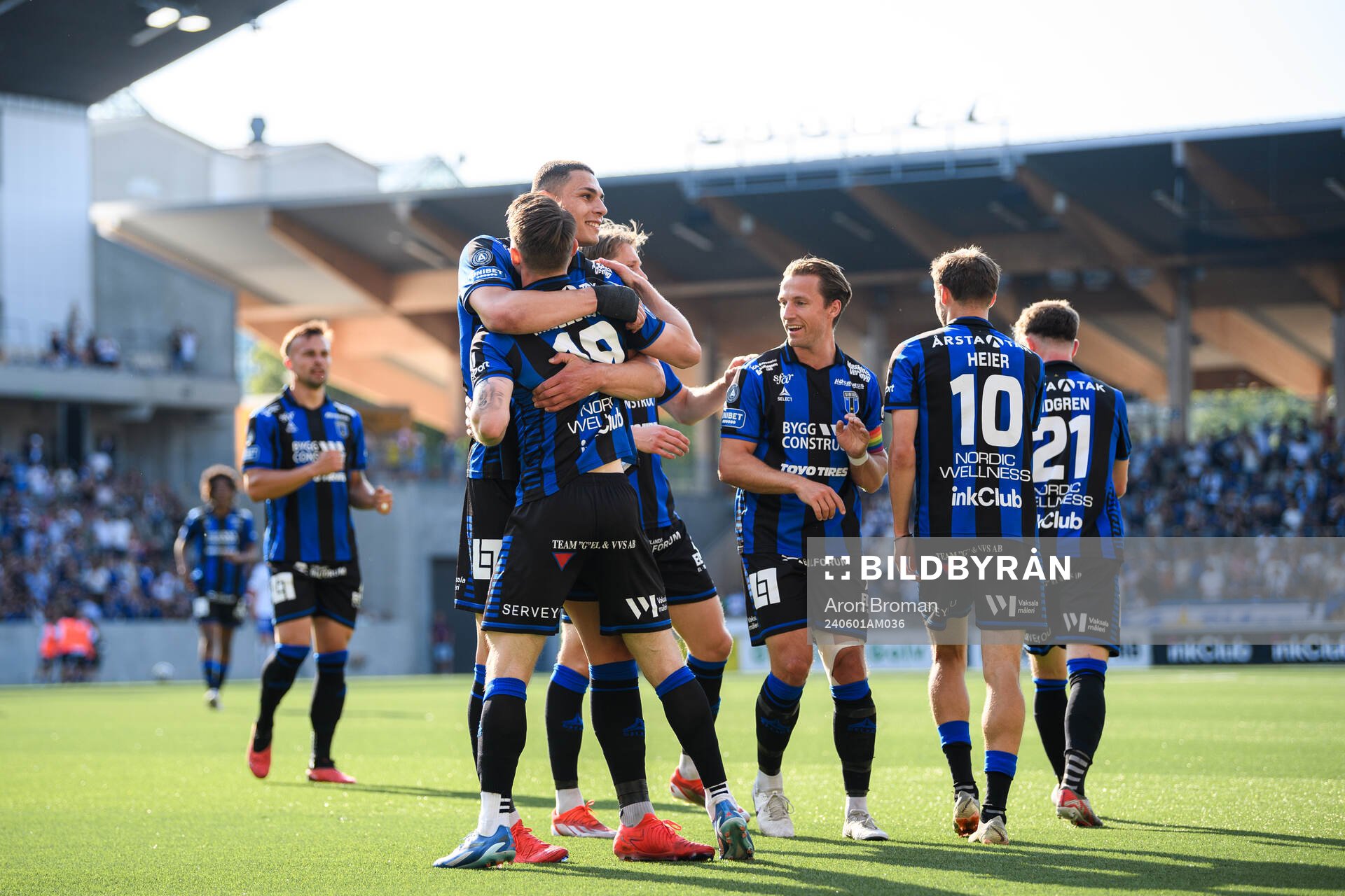 Sirius Noel Milleskog jublar med lagkamrater