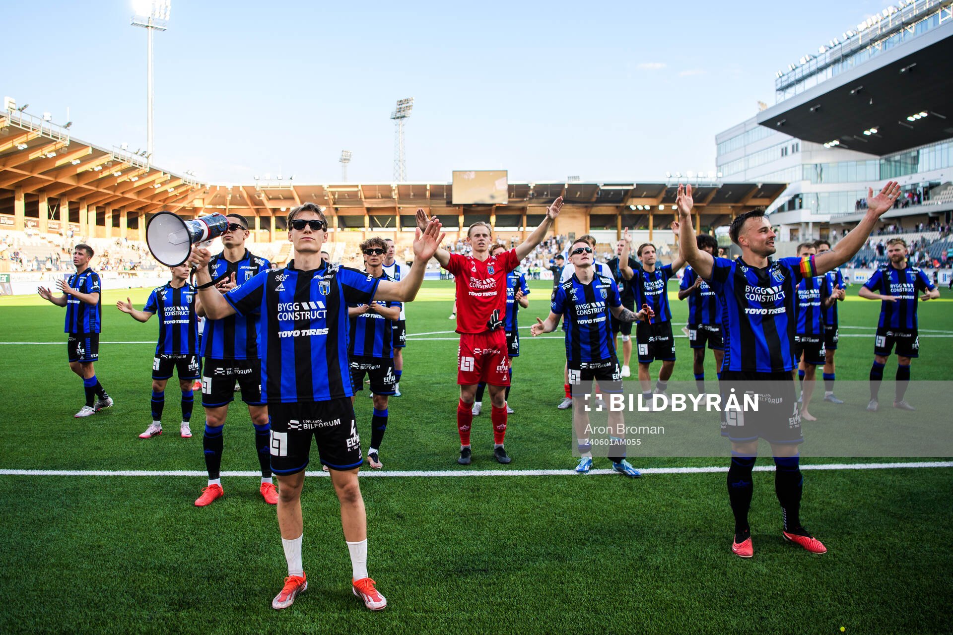 Sirius Marcus Lindberg jublar med lagkamrater efter fotbollsmatchen i Allsvenskan mellan Sirius och IFK Norrköping den 1 juni 2024 i Uppsala.