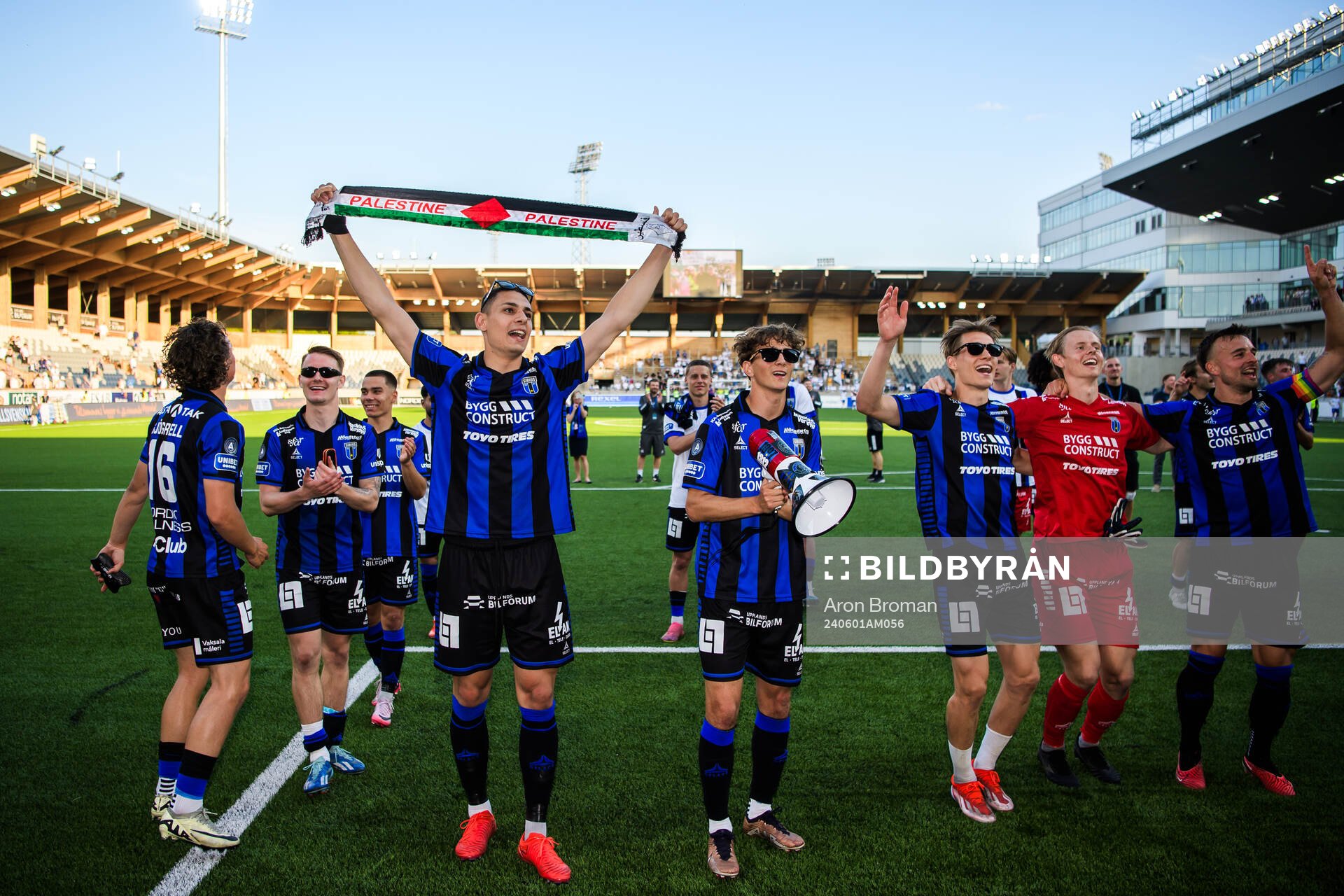 Sirius Yousef Salech jublar med lagkamrater