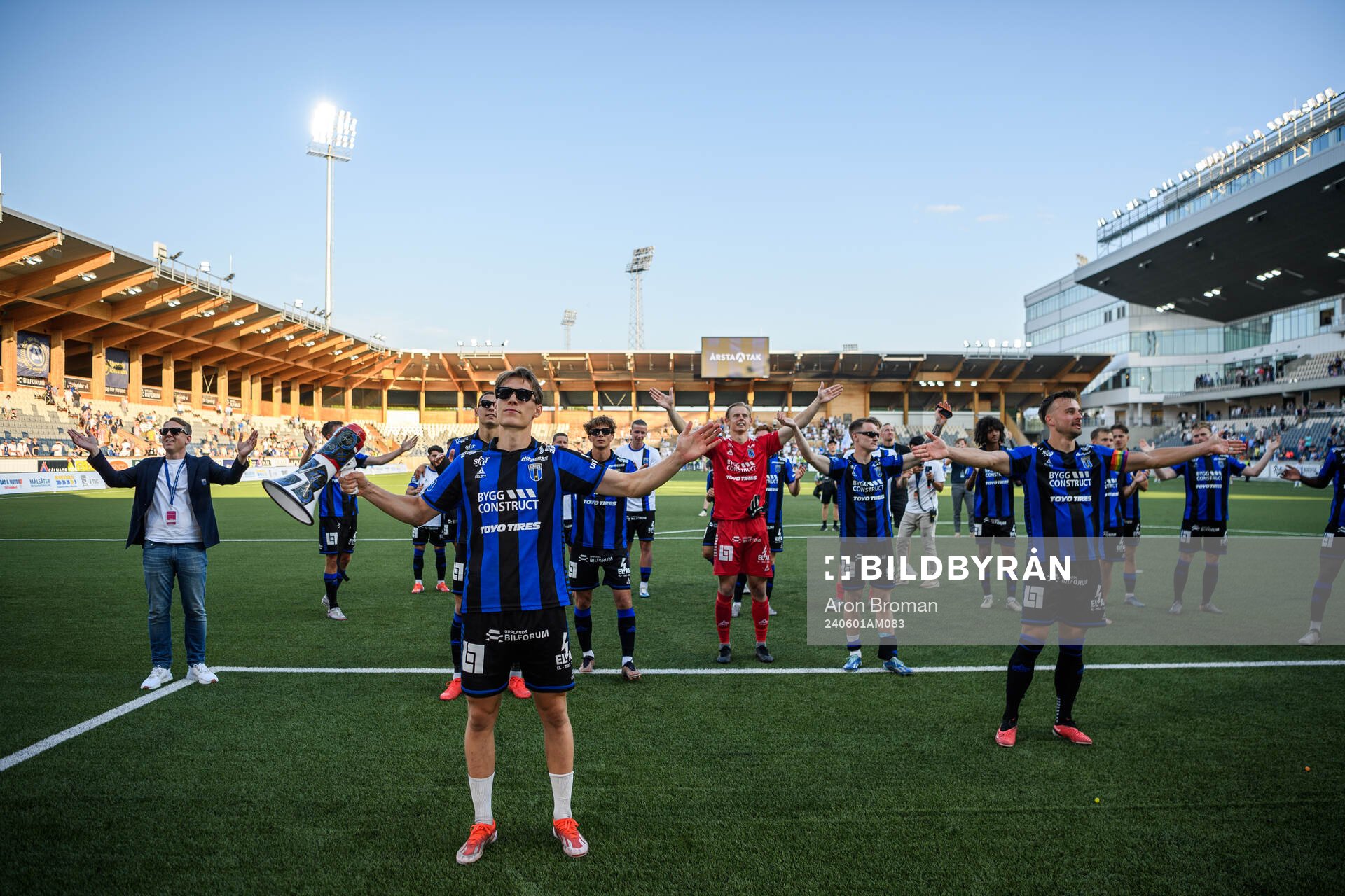 Sirius Marcus Lindberg jublar med lagkamrater efter fotbollsmatchen i Allsvenskan mellan Sirius och IFK Norrköping den 1 juni 2024 i Uppsala.