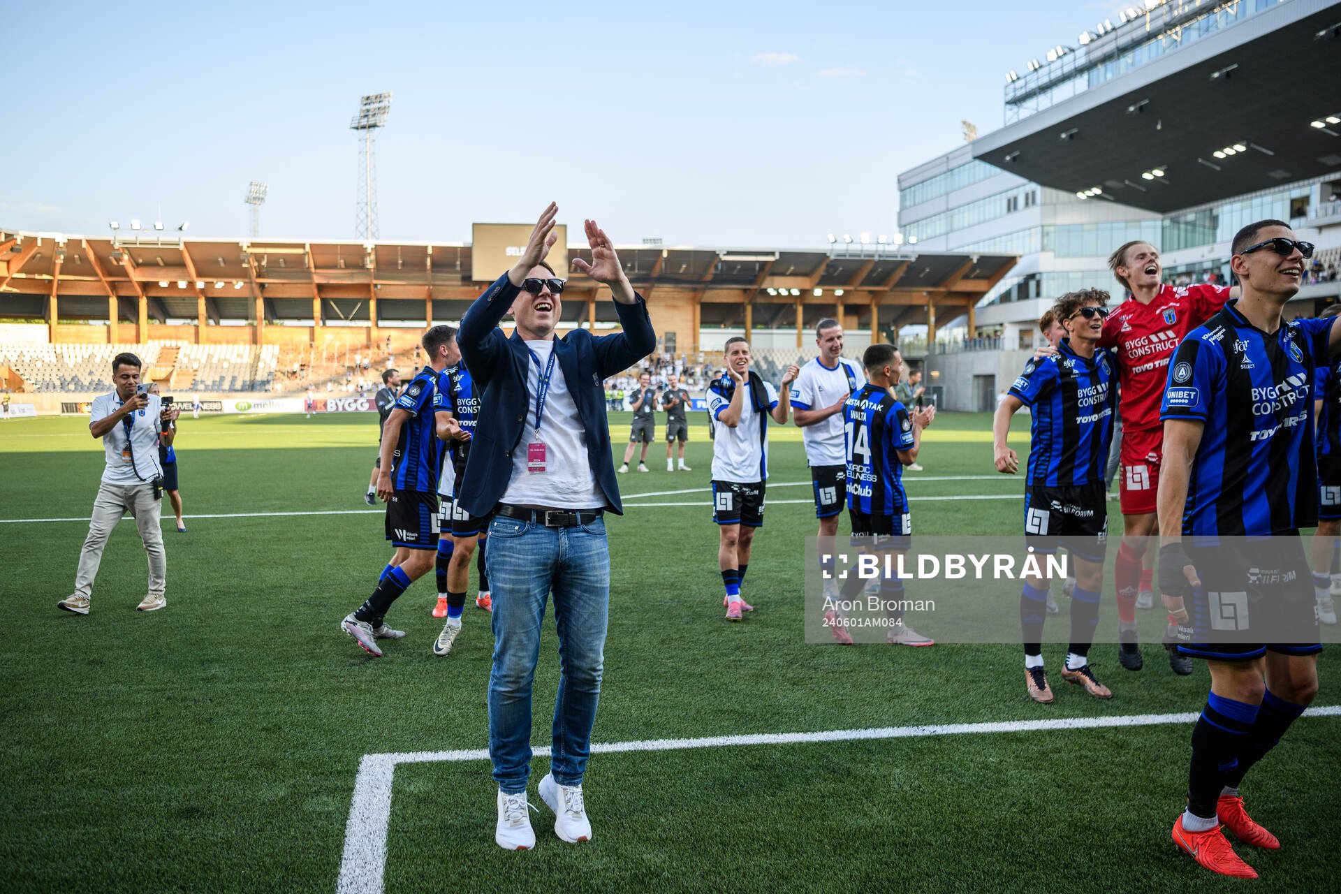 Sirius klubbdirektör Christer Abrahamsson jublar med