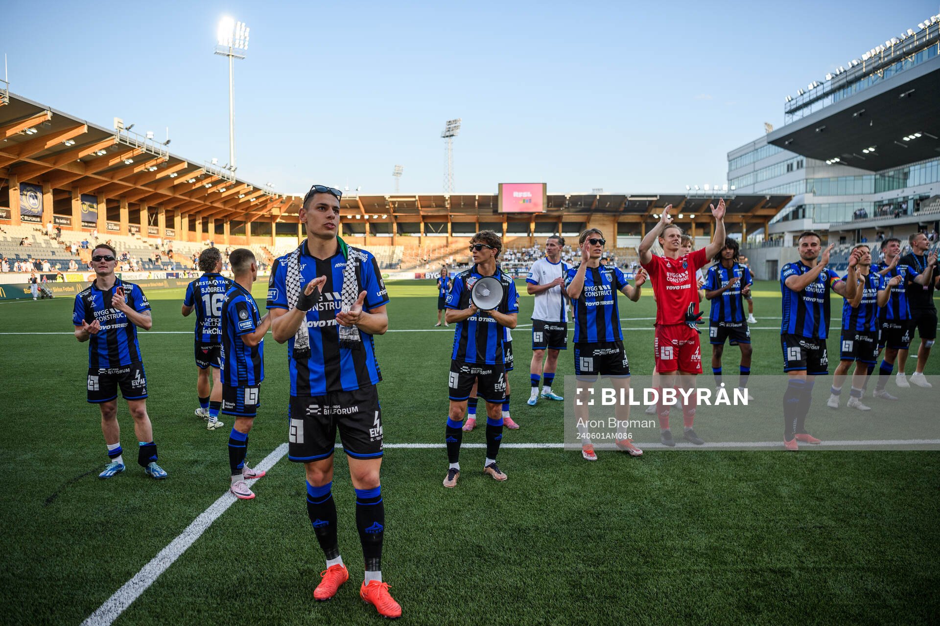 Sirius Yousef Salech jublar med lagkamrater