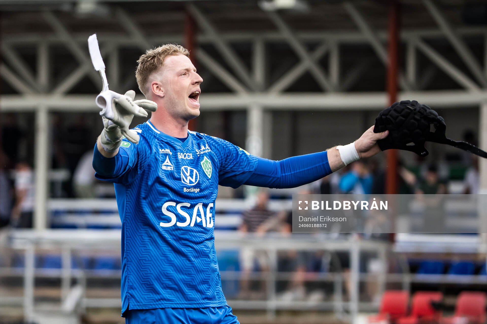 Brages målvakt Viktor Frodig jublar efter fotbollsmatchen i Superettan mellan Brage och Öster den 1 juni 2024 i Borlänge. 