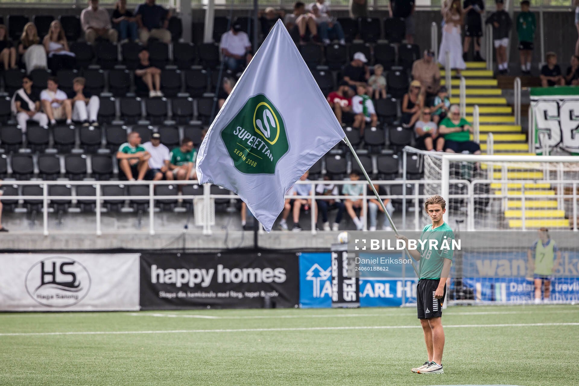 Fanbärare innan fotbollsmatchen i Superettan mellan Brage