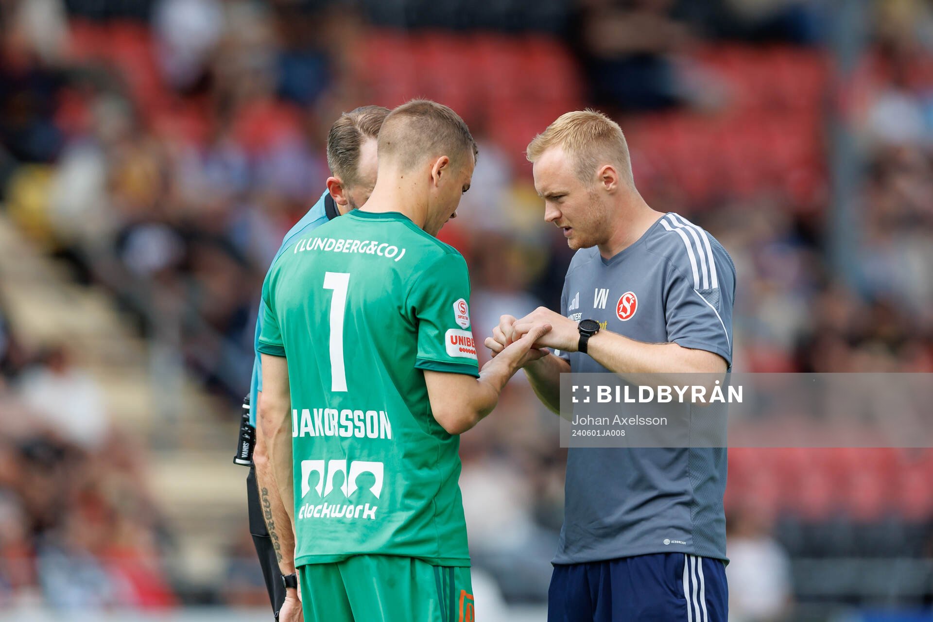 Sandvikens IFs Felix Jakobsson får vård