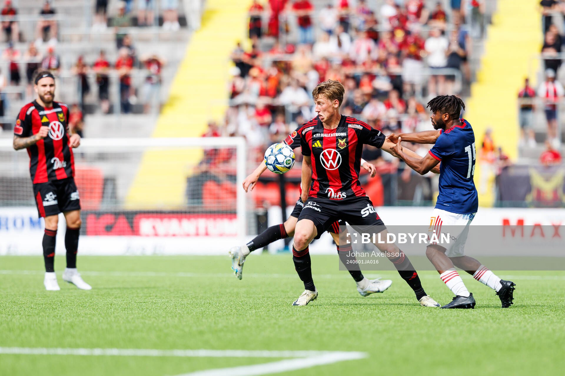Östersunds Albin Sporrong i kamp med Sandvikens IFs John Junior Igbarumah under fotbollsmatchen i Superettan mellan Östersund och Sandvikens IF den 1 juni 2024 i Östersund.