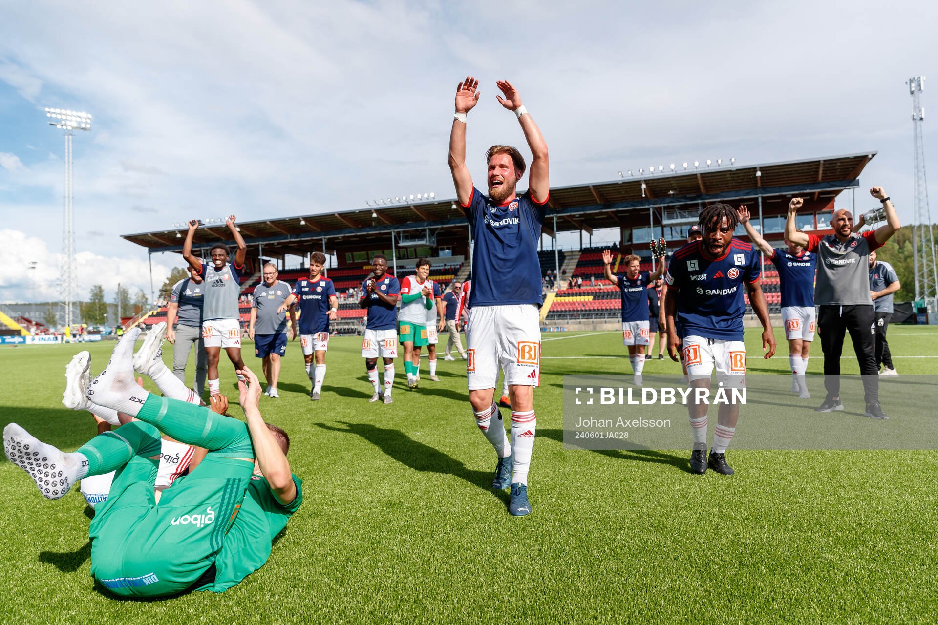 Sandvikens IFs Kasper Harletun jublar efter fotbollsmatchen i Superettan mellan Östersund och Sandvikens IF den 1 juni 2024 i Östersund.
