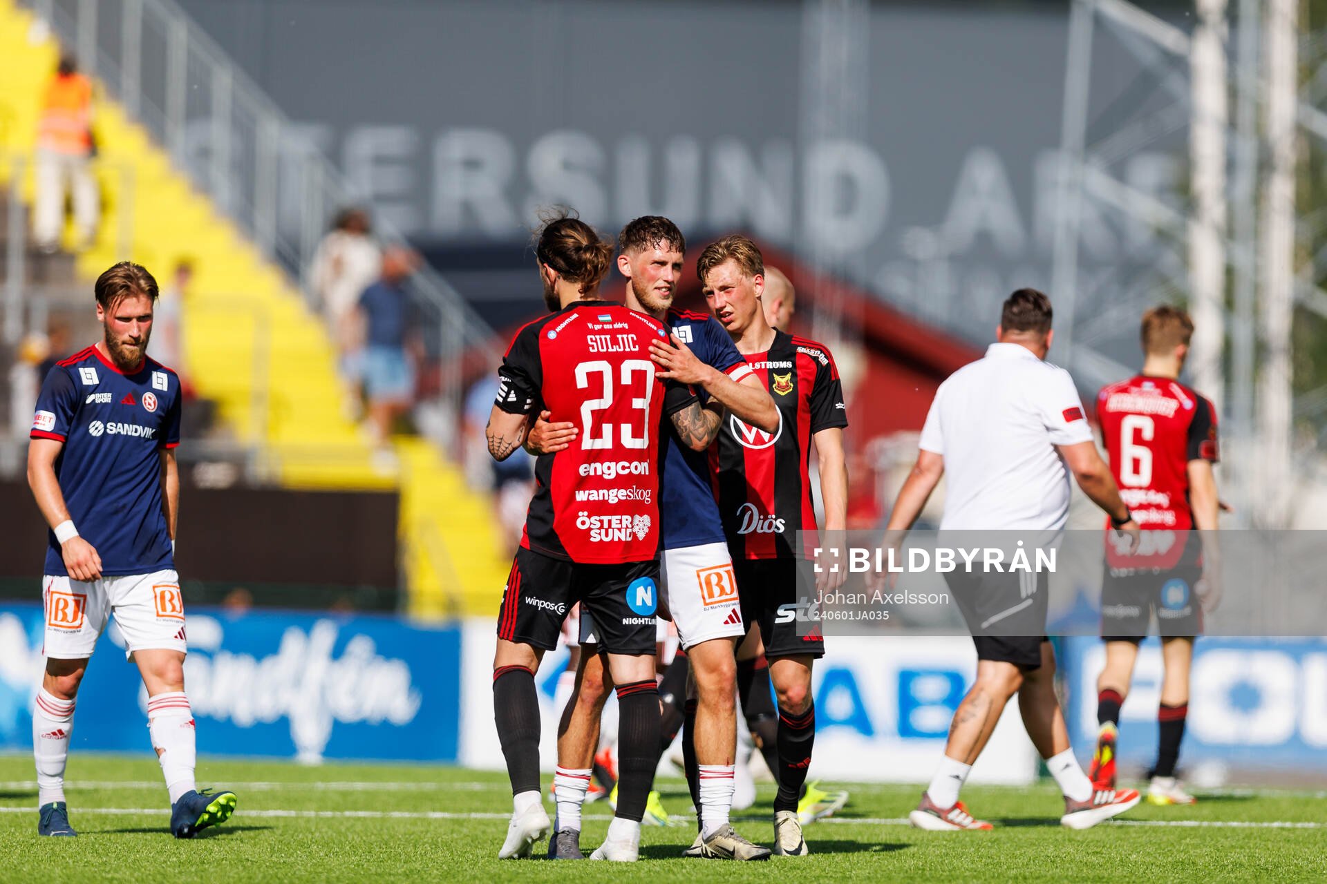 Östersunds Ali Suljic tackar Sandvikens IFs Emil Engqvist