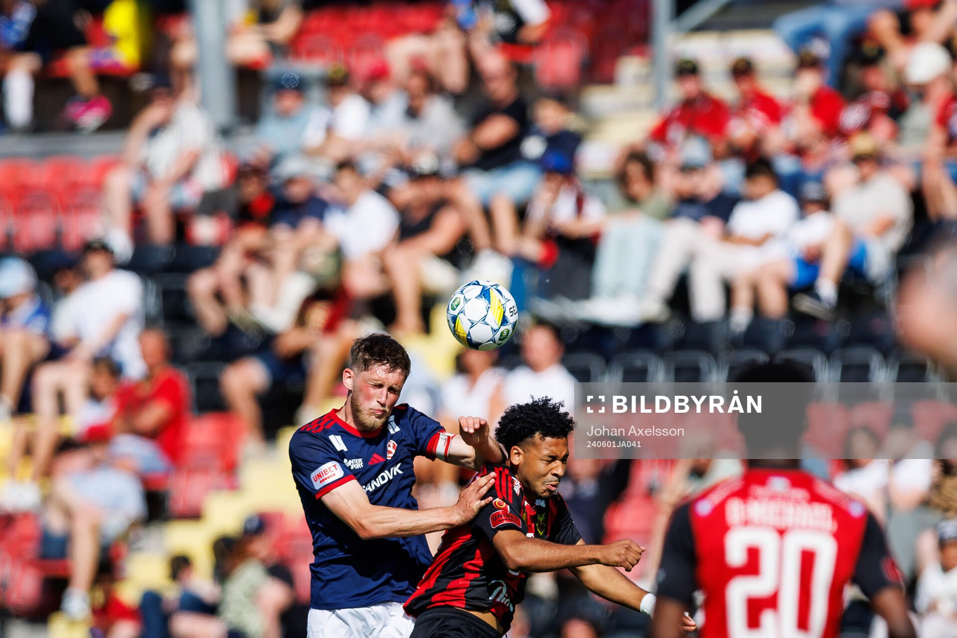 Sandvikens IFs Emil Engqvist i kamp med Michael Aduragbemi Oluwayemi under fotbollsmatchen i Superettan mellan Östersund och Sandvikens IF den 1 juni 2024 i Östersund.