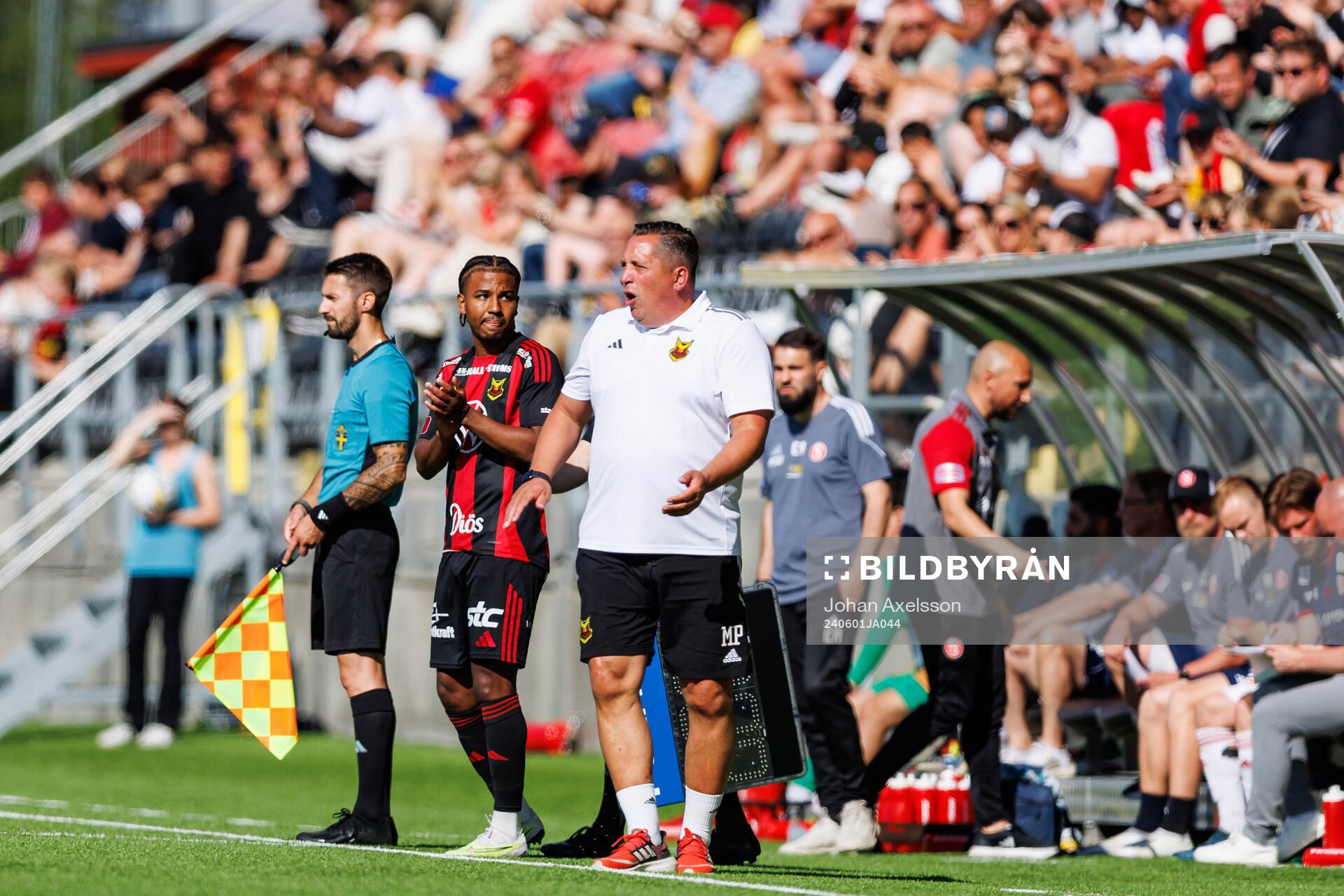 Östersunds huvudtränare Magnus Powell reagerar