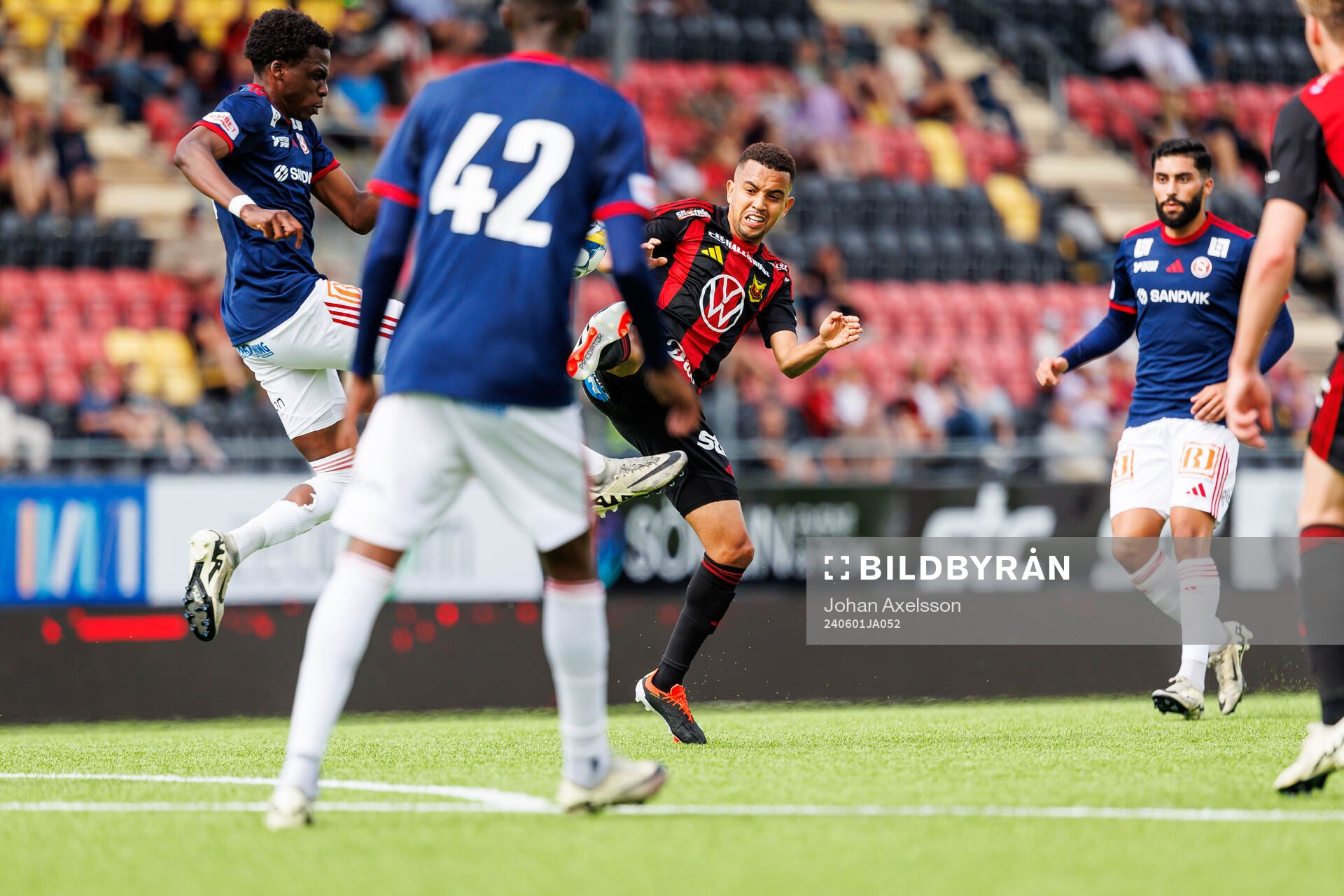 Sandvikens IFs Calvin Kabuye i kamp med Östersunds Erick Brendon Pinheiro Da Silva under fotbollsmatchen i Superettan mellan Östersund och Sandvikens IF den 1 juni 2024 i Östersund.