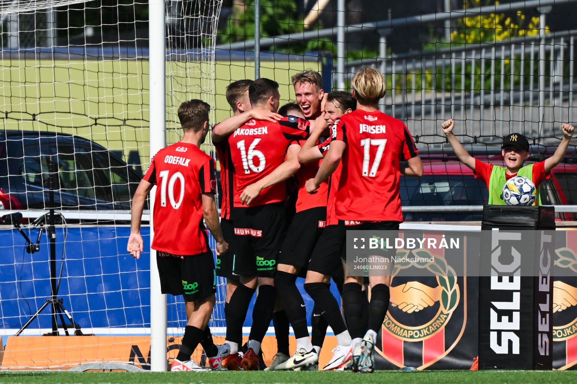 Brommapojkarnas Torbjörn Lysaker Heggem jublar med