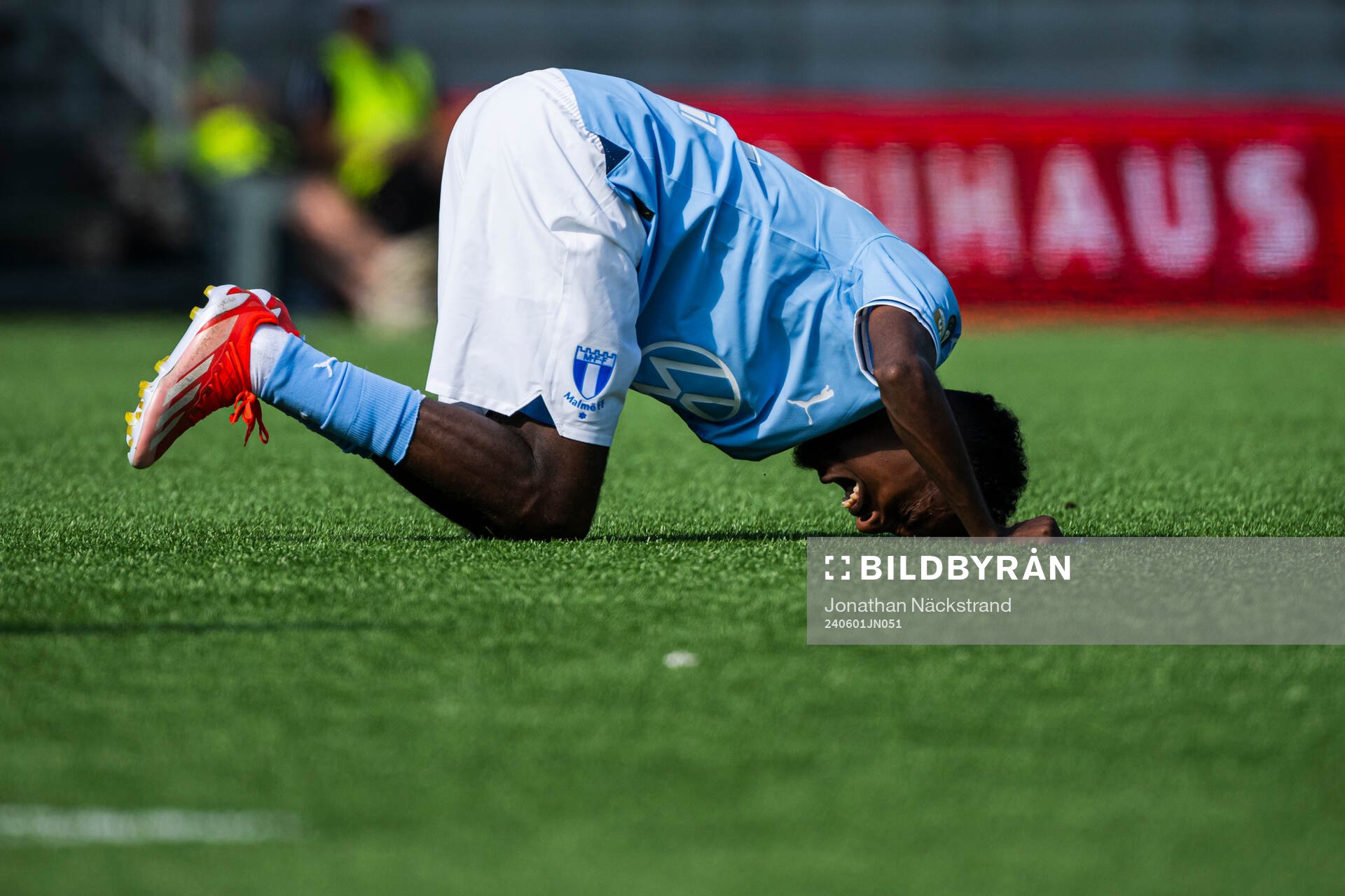 Malmö FFs Taha Ali har ont under fotbollsmatchen i Allsvenskan mellan Brommapojkarna och Malmö FF den 1 juni 2024 i Stockholm.