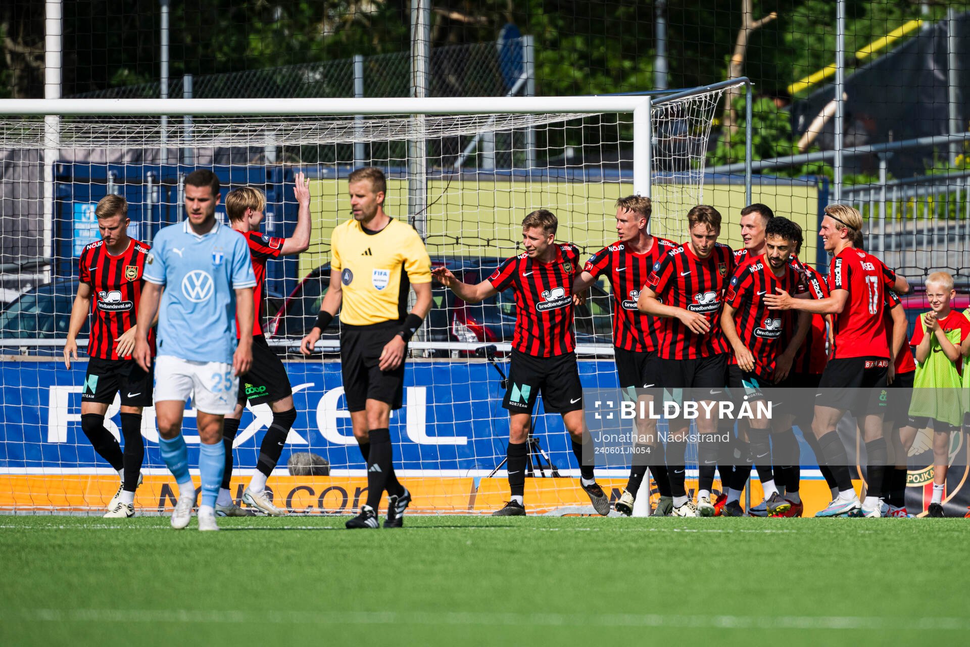 Brommapojkarnas Torbjörn Lysaker Heggem jublar med lagkamrater efter 2-1 under fotbollsmatchen i Allsvenskan mellan Brommapojkarna och Malmö FF den 1 juni 2024 i Stockholm.