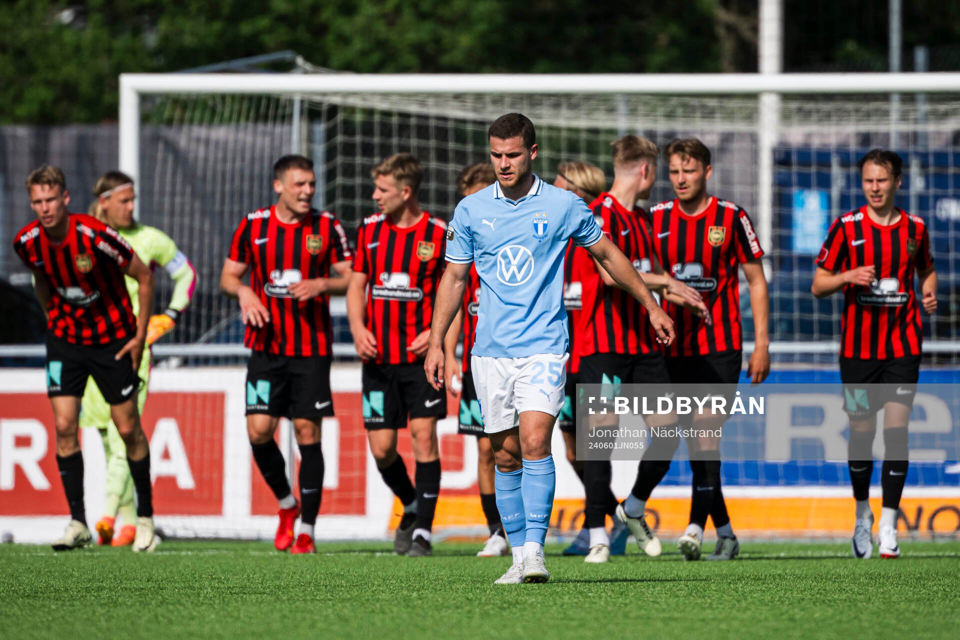 Malmö FFs Gabriel Busanello deppar