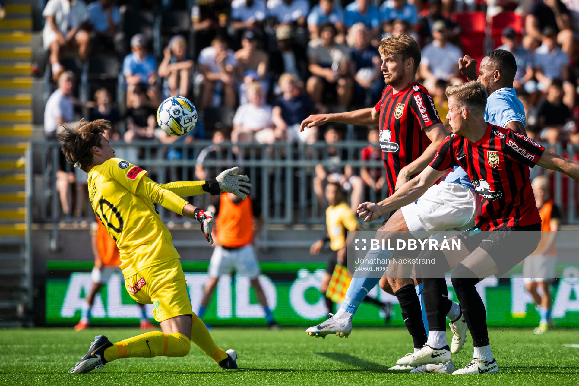 Malmö FFs Isaac Kiese Thelin och målvakt Filip Sidklev