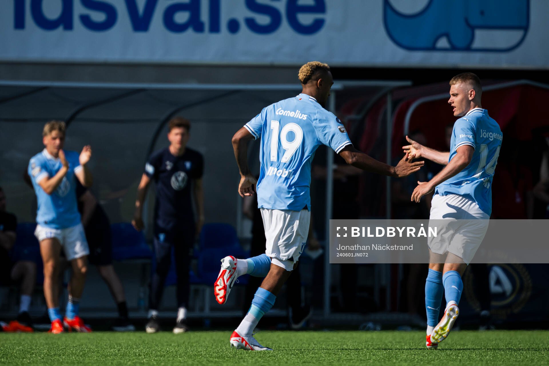 Malmö FFs Derek Cornelius jublar med Sebastian Jörgensen efter 2-2 under fotbollsmatchen i Allsvenskan mellan Brommapojkarna och Malmö FF den 1 juni 2024 i Stockholm.
