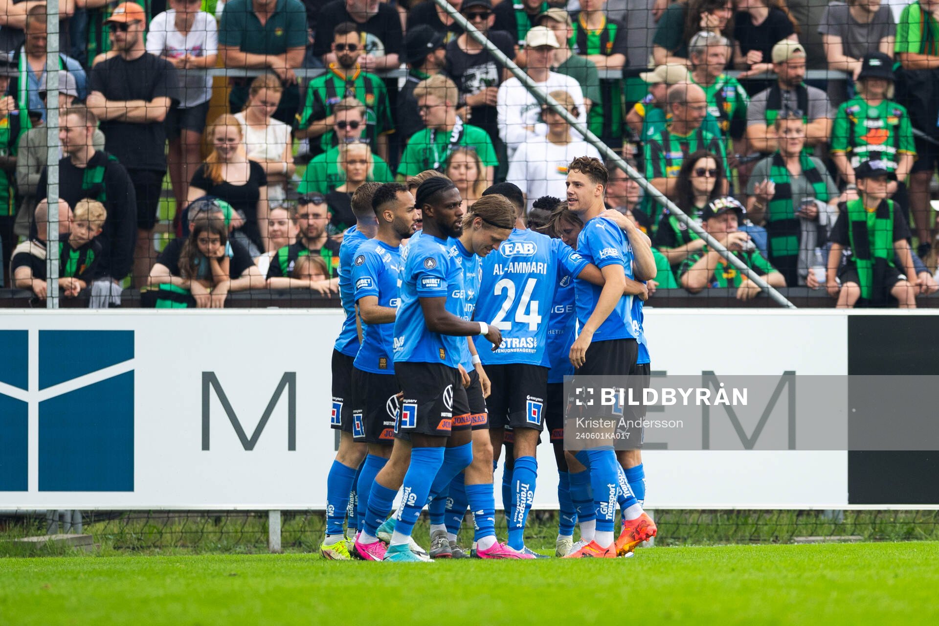 Halmstads Villiam Granath jublar med lagkamrater