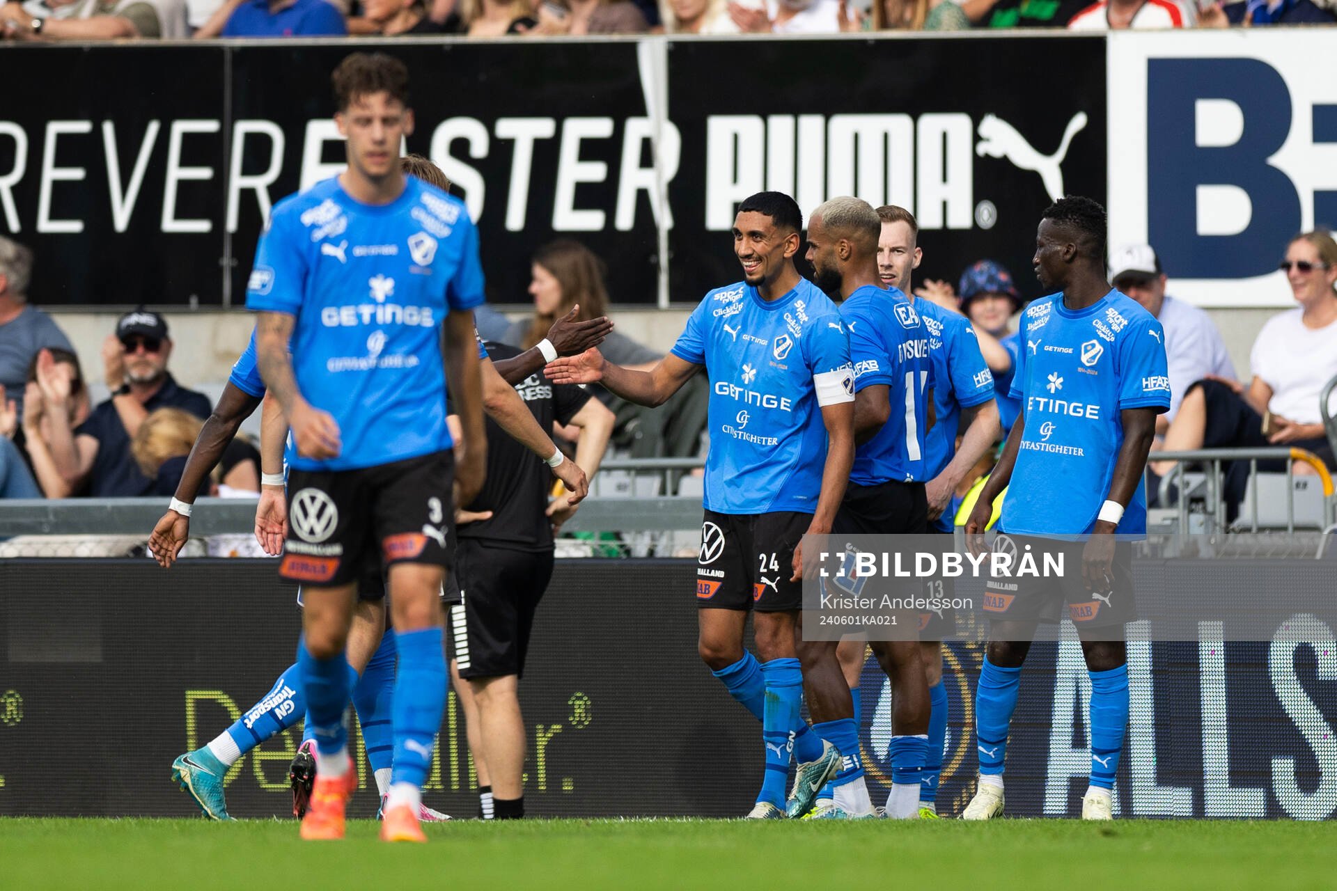 Halmstads Amir Al-Ammari jublar med lagkamrater efter 2-0 under fotbollsmatchen i Allsvenskan mellan Halmstad och GAIS den 1 juni 2024 i Halmstad.