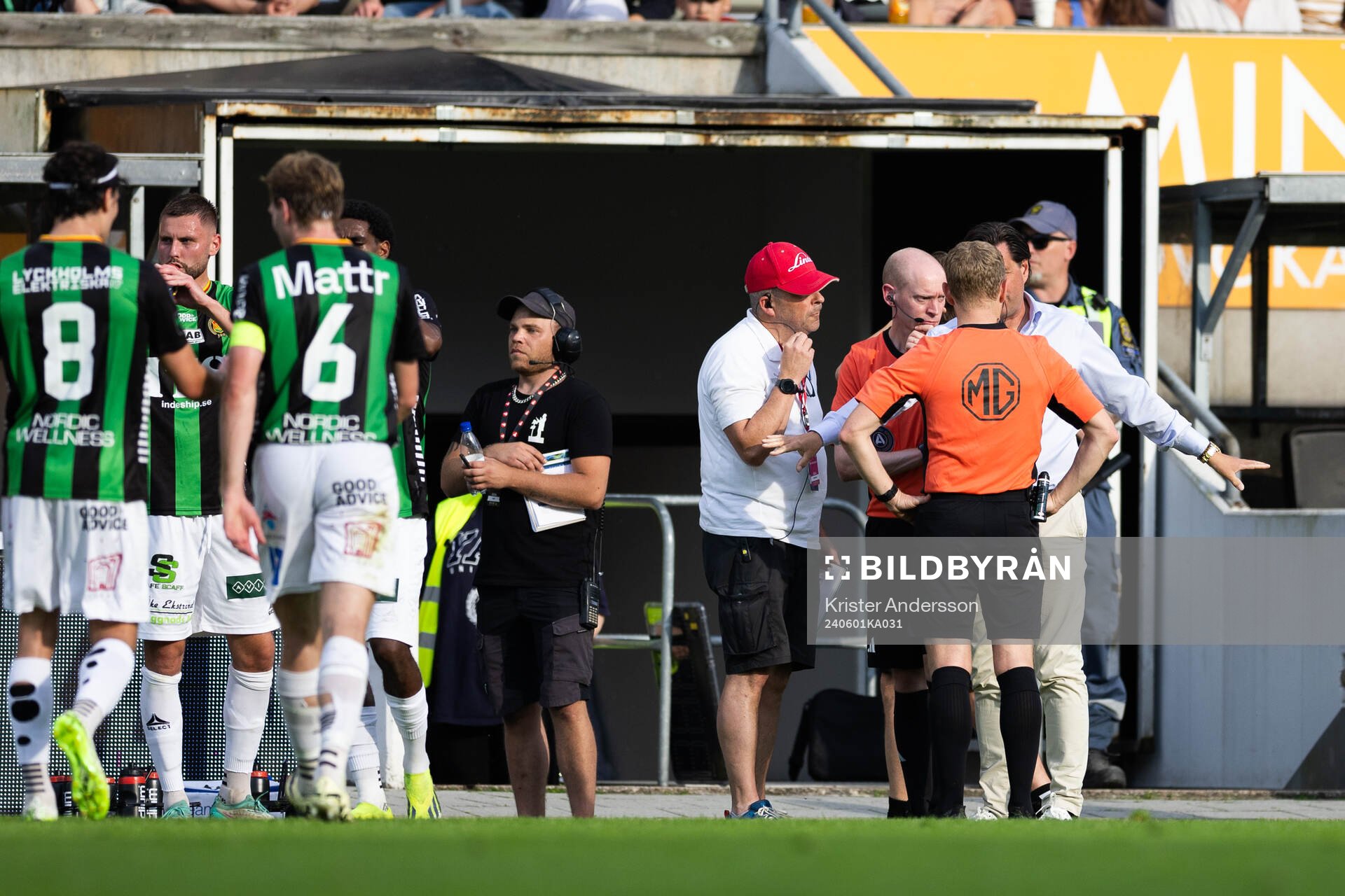 Domare Fredrik Klitte vid ett spelavbrott