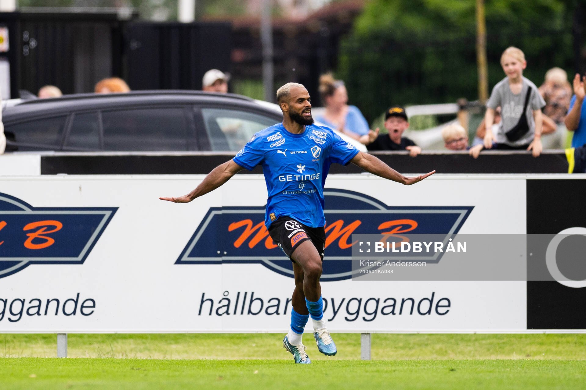 Halmstads Phil Ofosu-Ayeh jublar efter 3-0 under fotbollsmatchen i Allsvenskan mellan Halmstad och GAIS den 1 juni 2024 i Halmstad. 