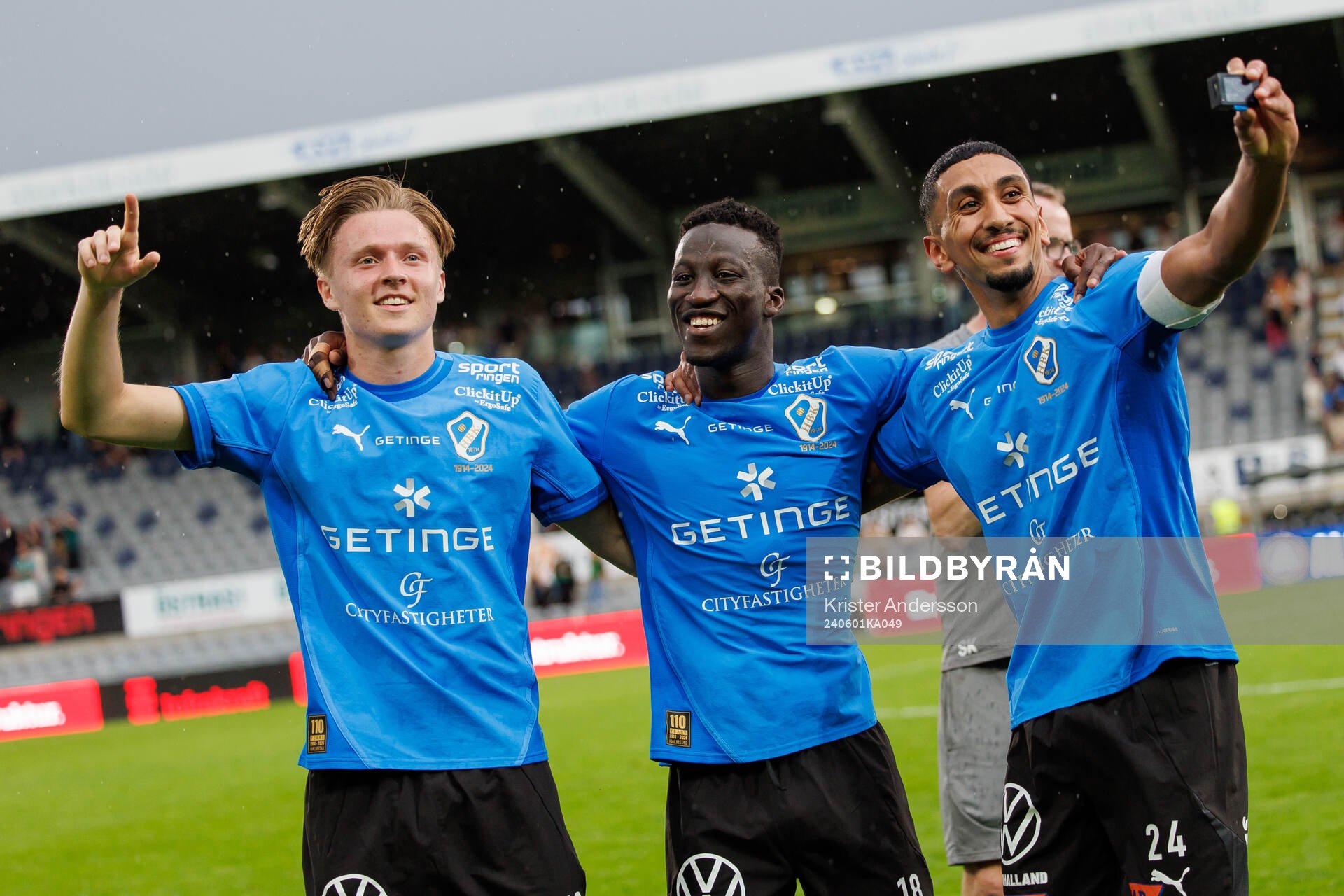 Halmstads Albin Ahlstrand, Naeem Mohammed och Amir Al-Ammari jublar efter fotbollsmatchen i Allsvenskan mellan Halmstad och GAIS den 1 juni 2024 i Halmstad.