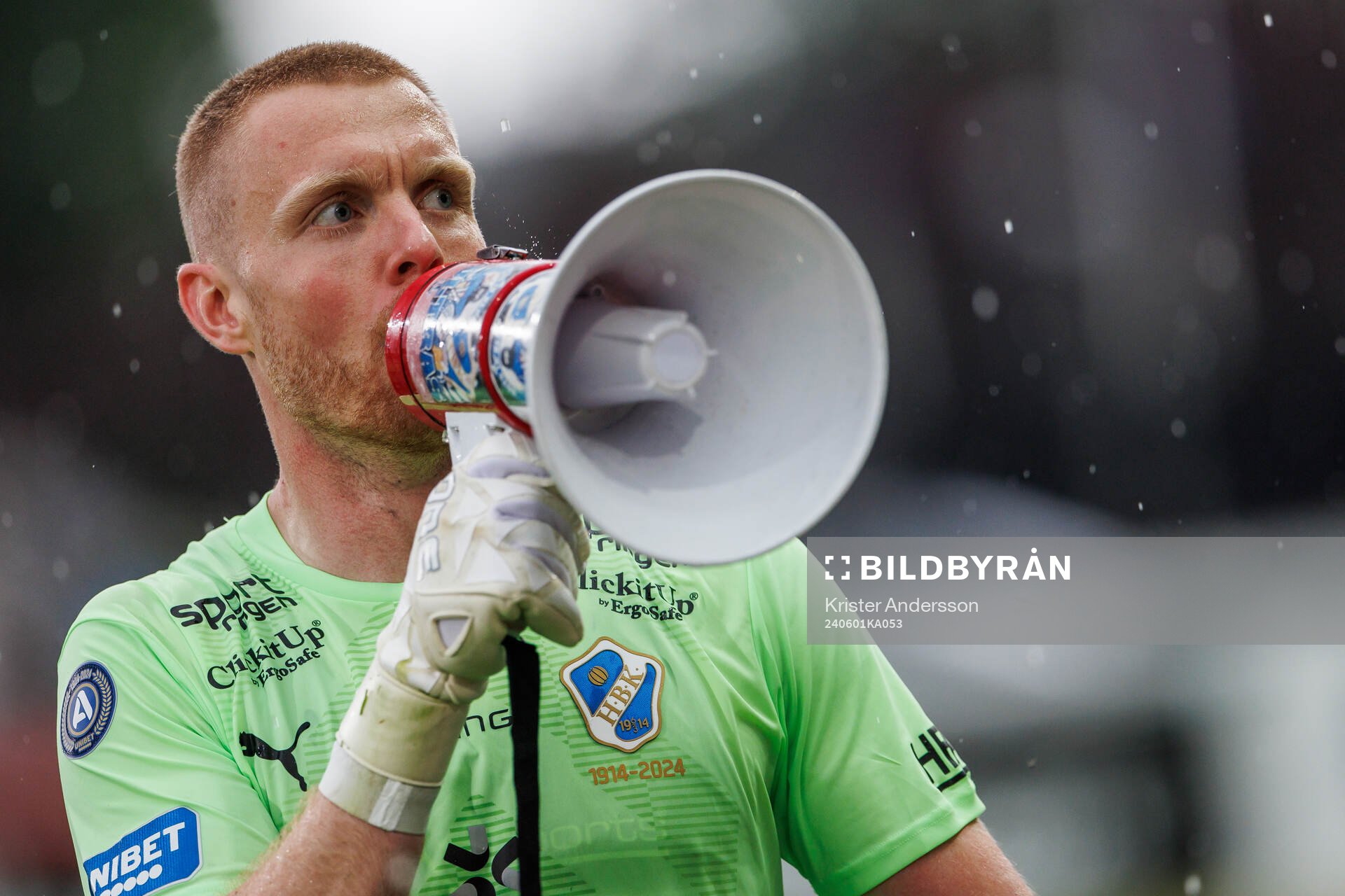 Halmstads målvakt Tim Erlandsson jublar